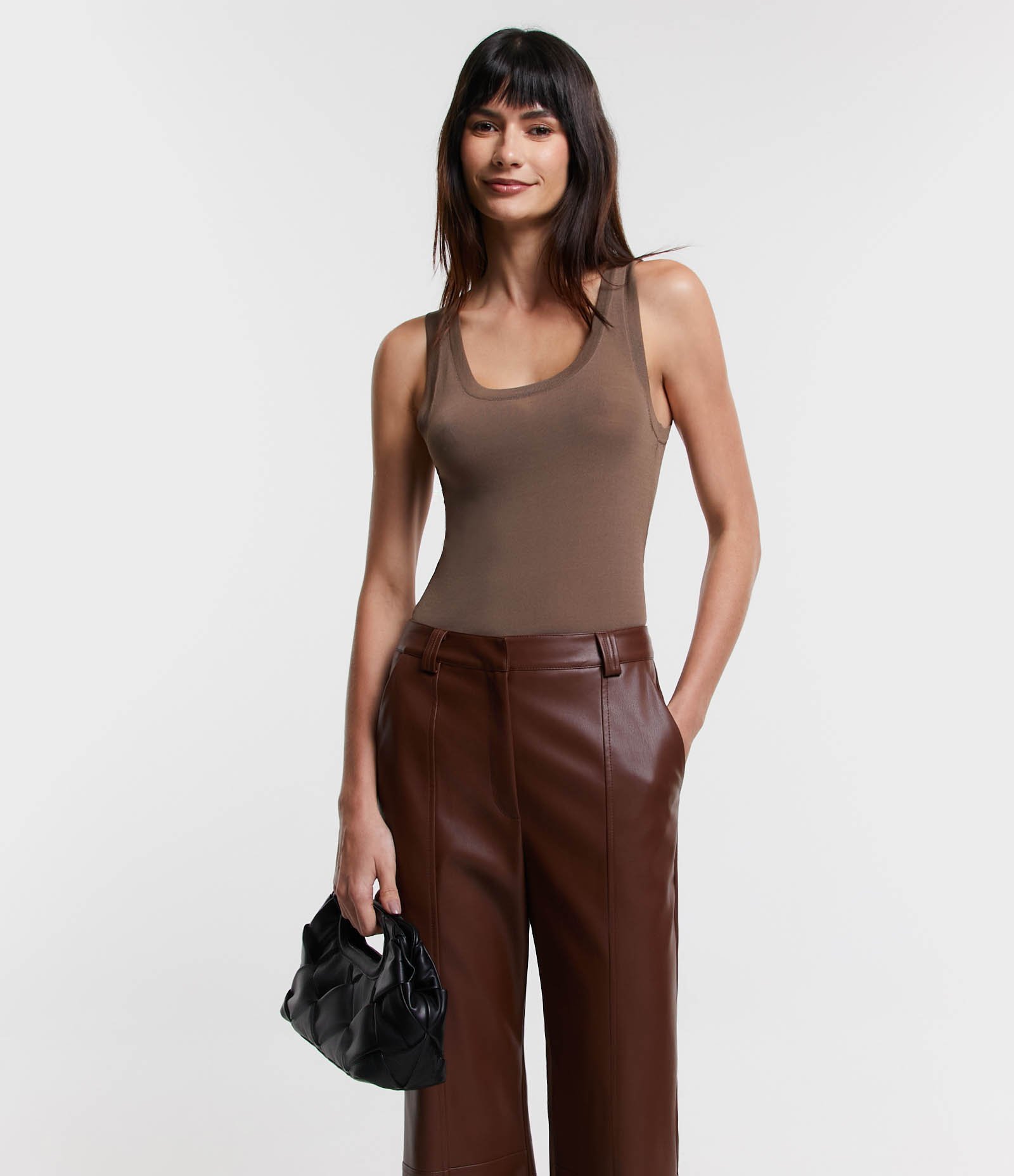 Blusa Sem Manga em Tricô Leve com Gola U Marrom 1