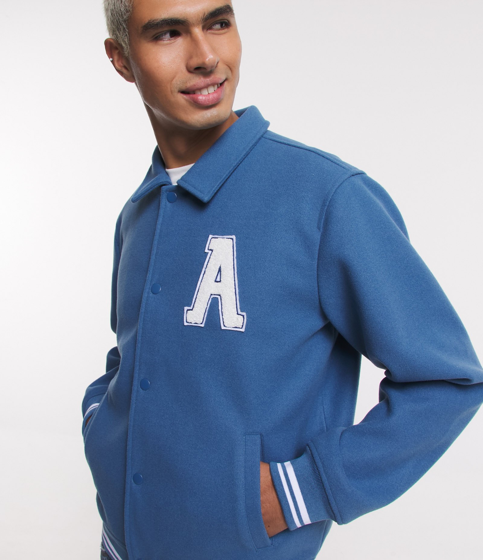 Jaqueta Bomber em Polivelour com Patch College e Bolsos Azul 5