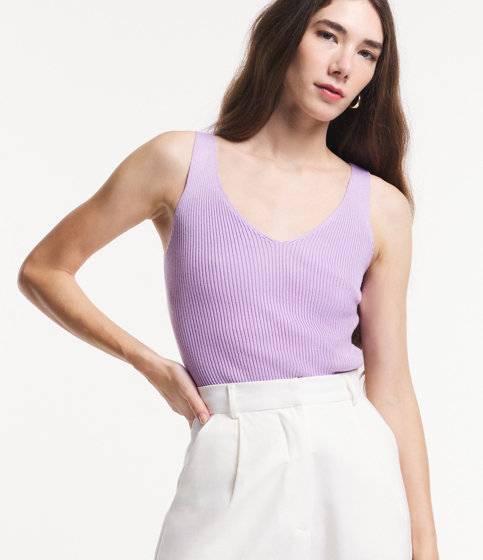 Blusa Regata Canelada em Tricô Leve com Decote V 1