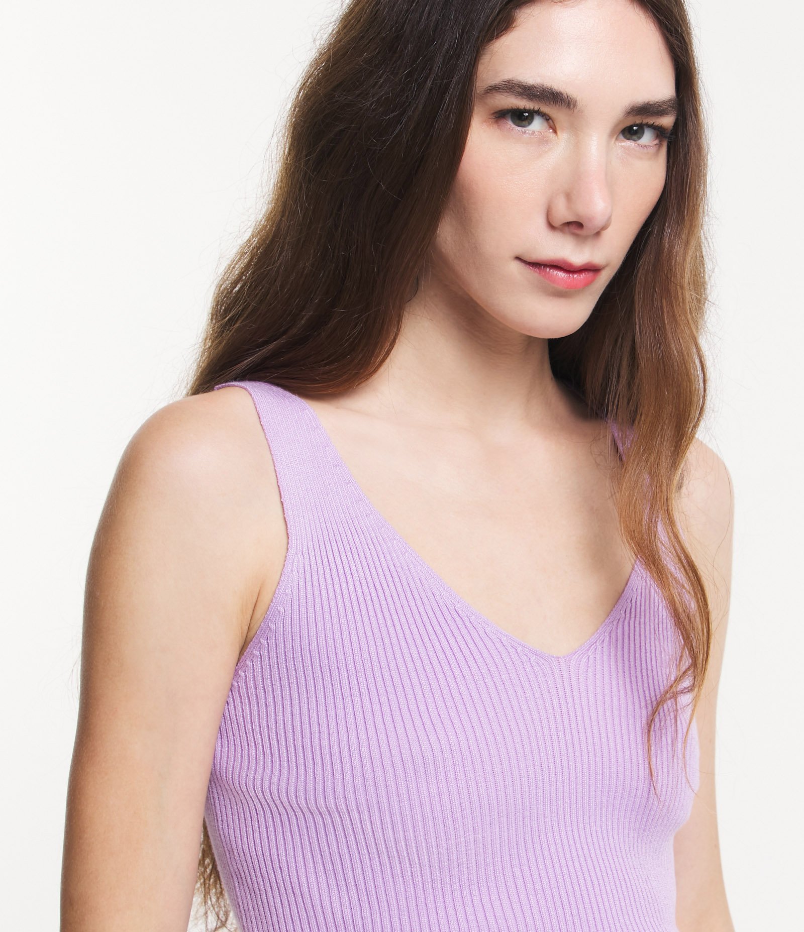 Blusa Regata Canelada em Tricô Leve com Decote V 3