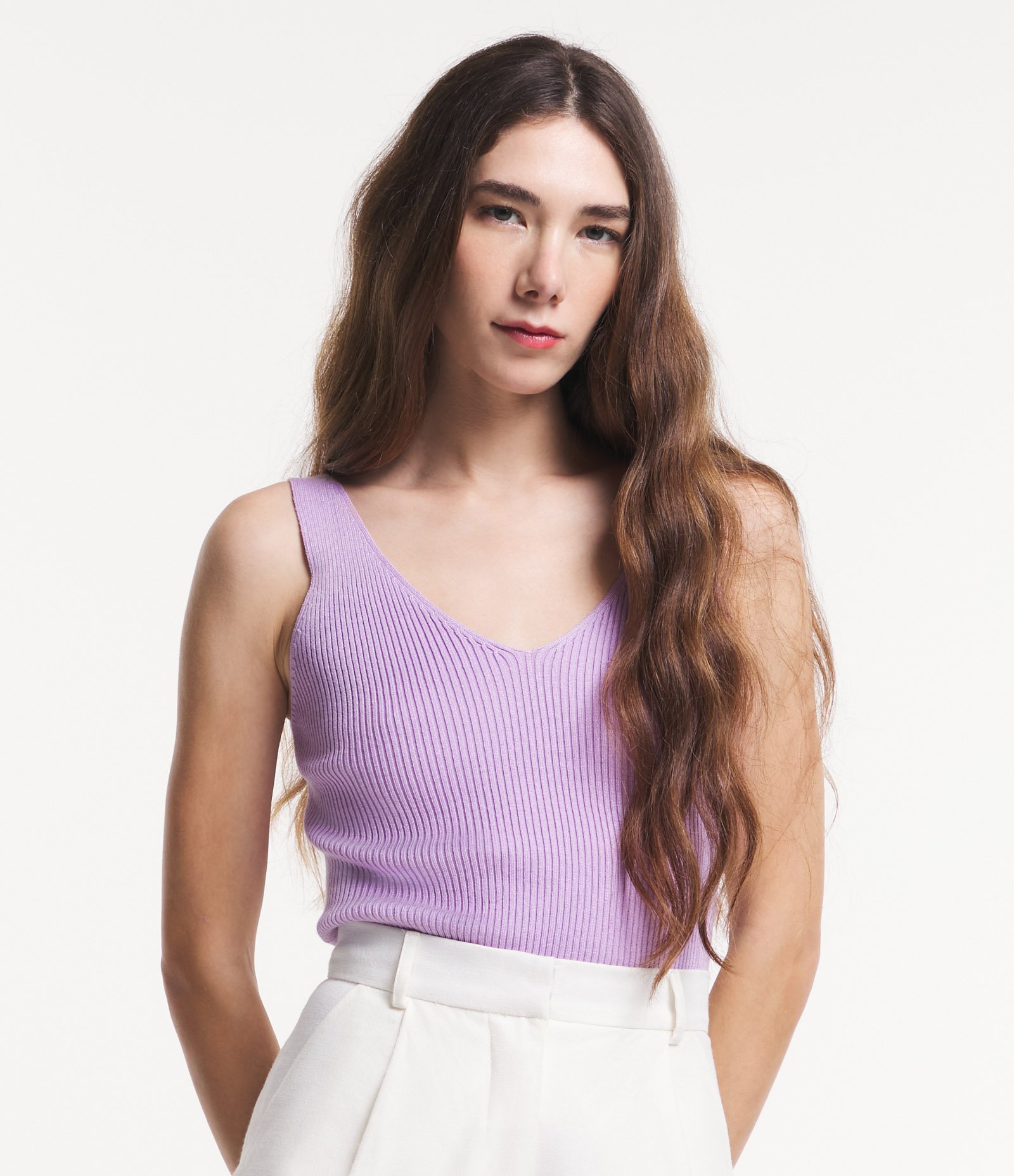 Blusa Regata Canelada em Tricô Leve com Decote V 5