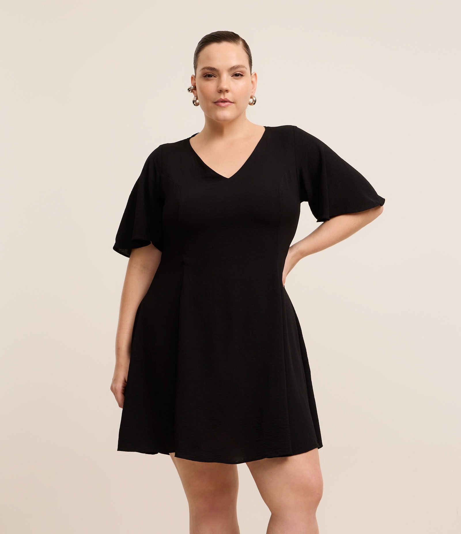Vestido Curto em Crepe com Manga Ampla Curve & Plus Size Preto 1