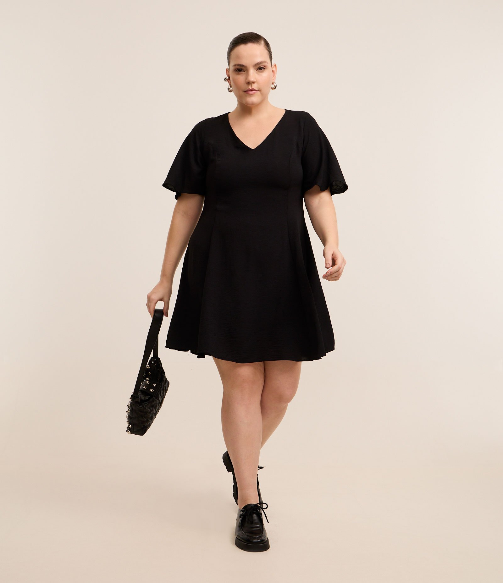 Vestido Curto em Crepe com Manga Ampla Curve & Plus Size Preto 2