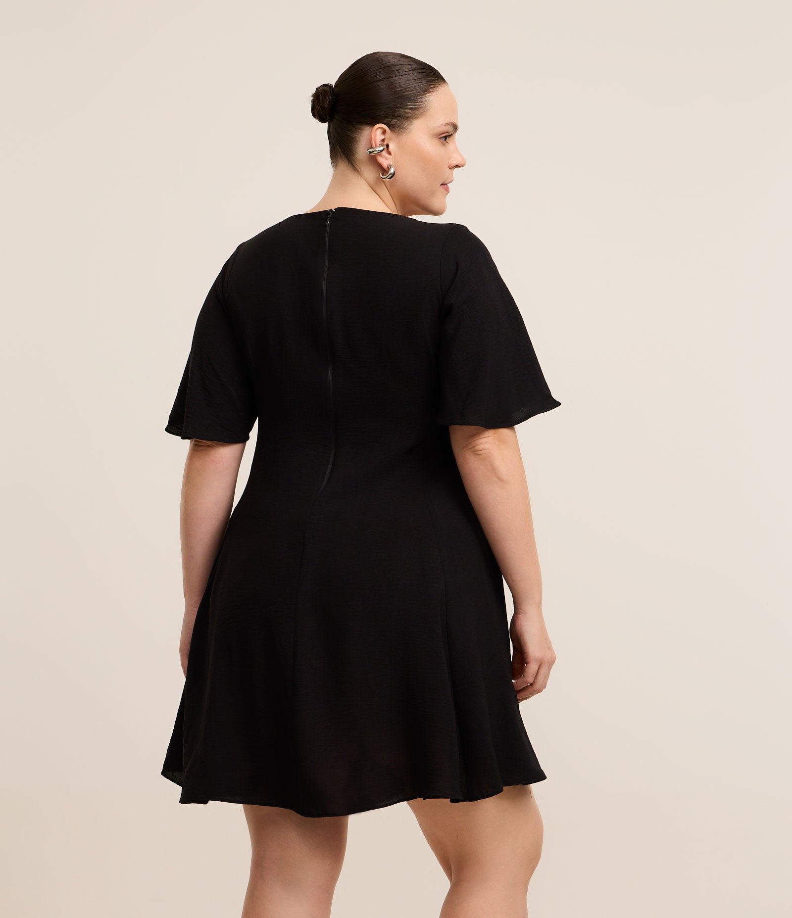 Vestido Curto em Crepe com Manga Ampla Curve & Plus Size Preto 3