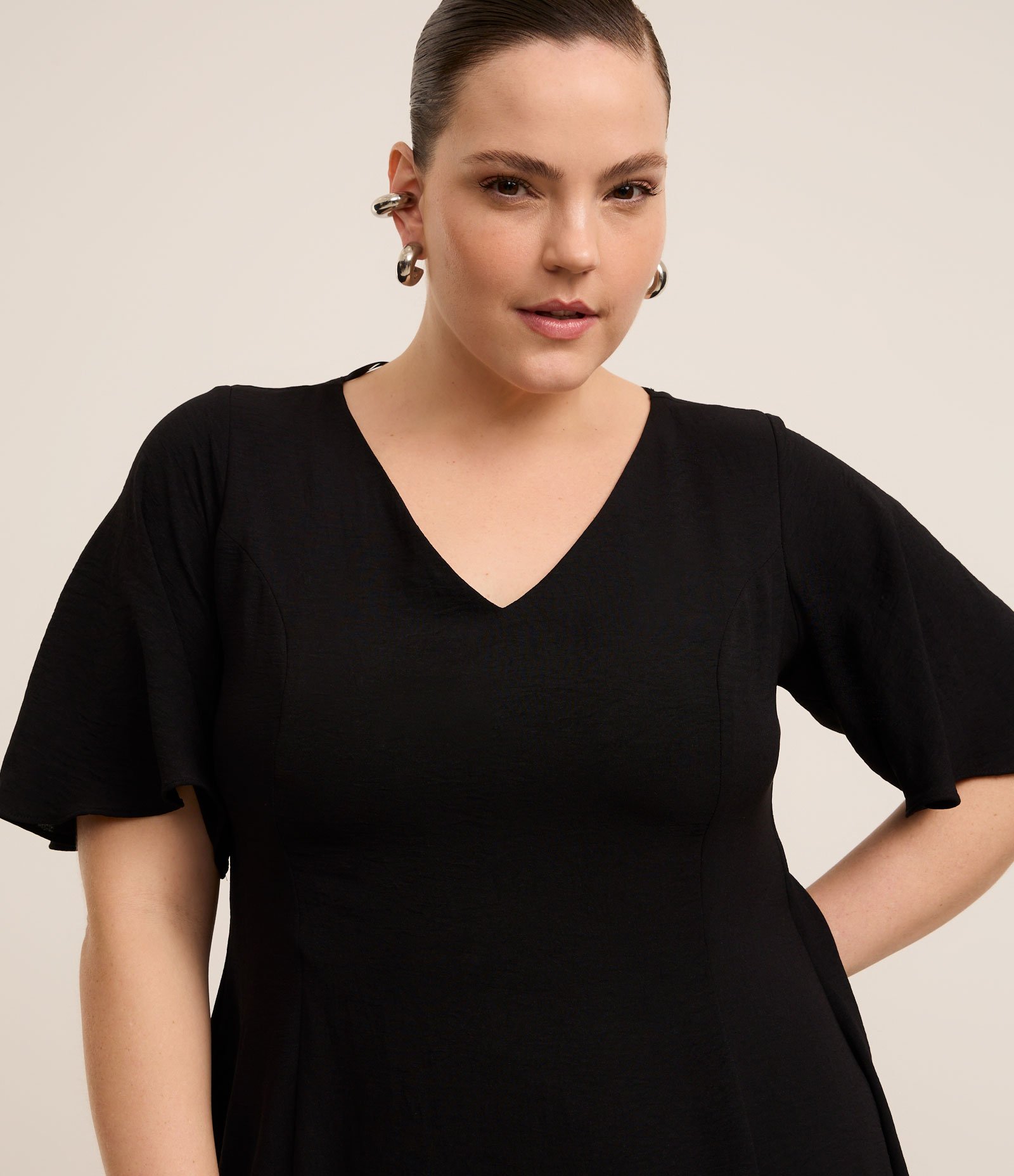 Vestido Curto em Crepe com Manga Ampla Curve & Plus Size Preto 4