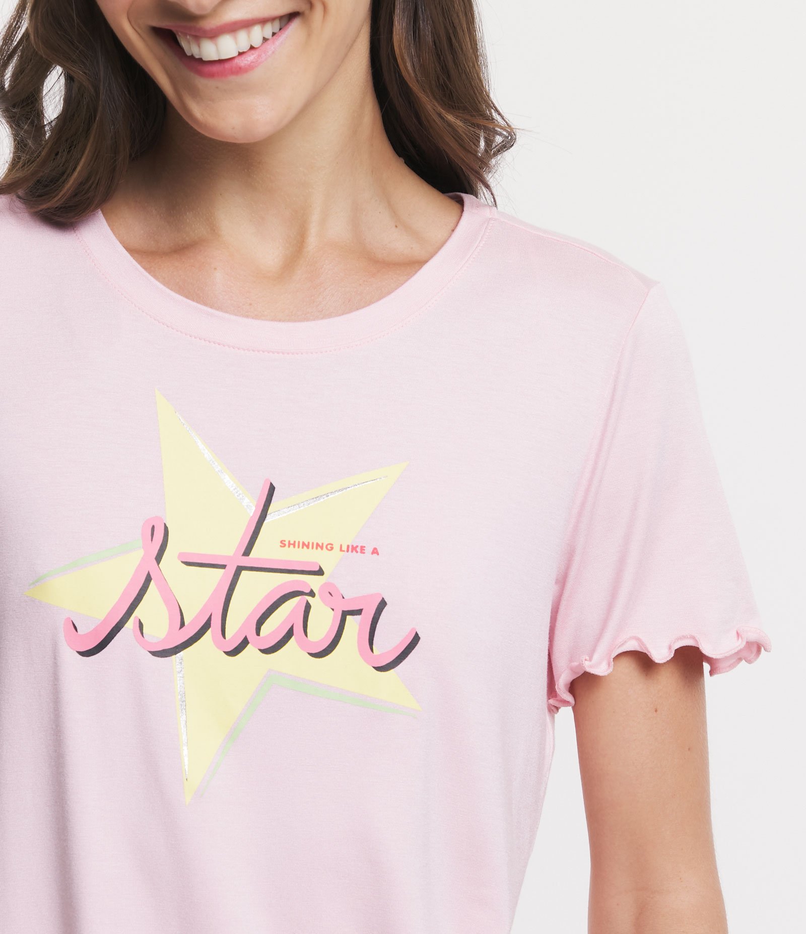 Pijama Curto Em Viscolycra Frufru Na Barra E Estampa Lettering Star