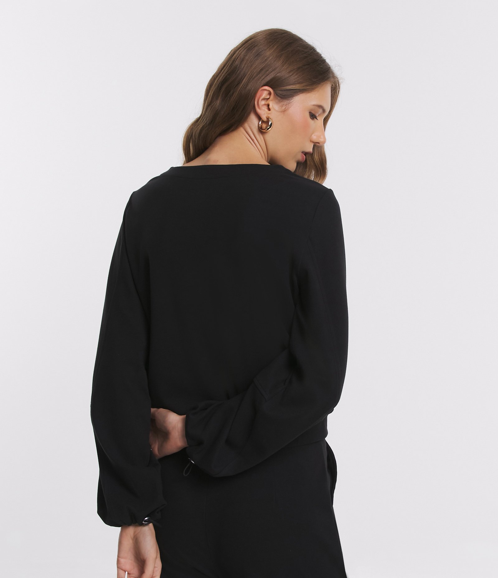 Blusa em Suedine com Recortes na Manga e Punho com Ajuste Preto 3