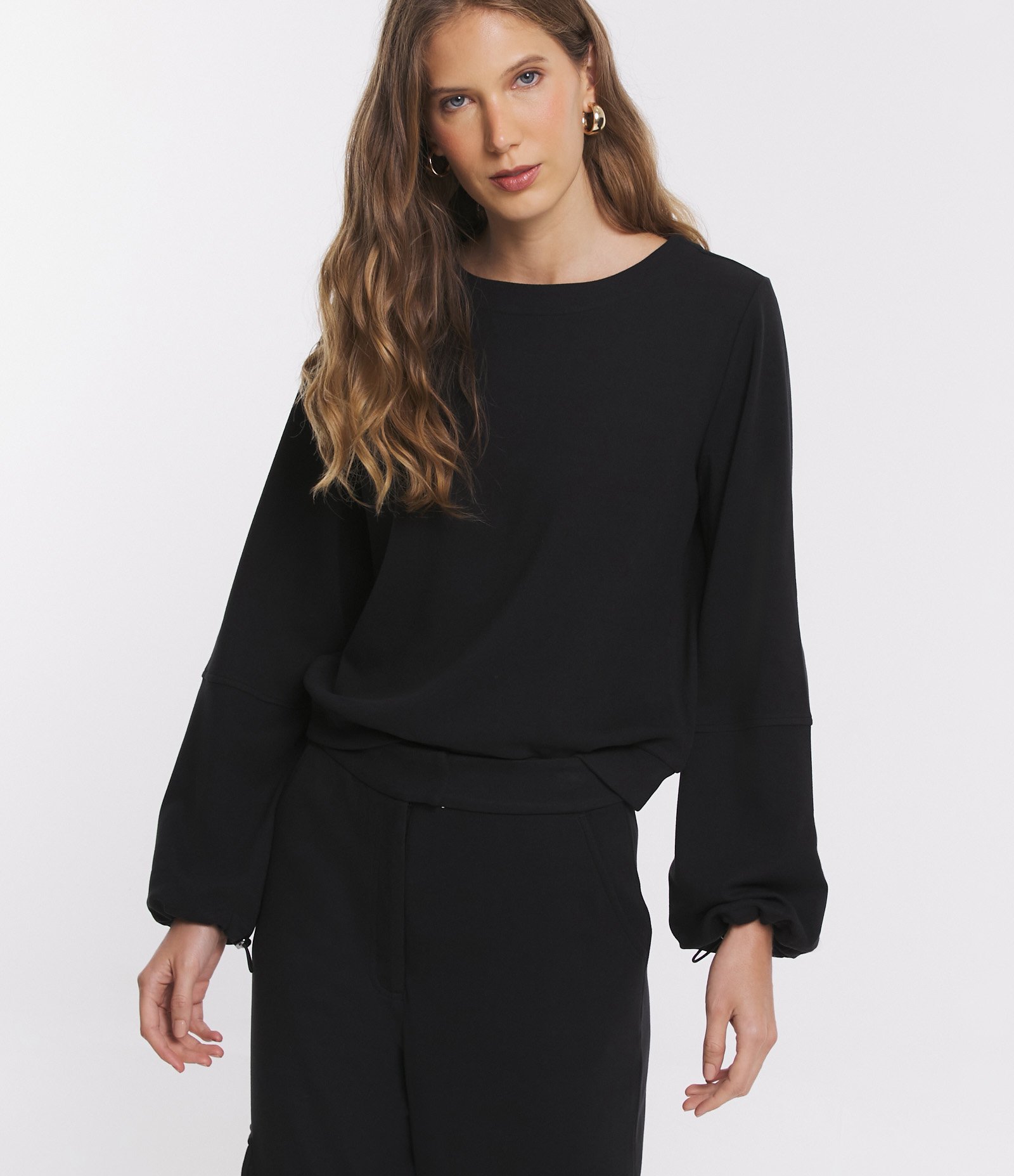 Blusa em Suedine com Recortes na Manga e Punho com Ajuste Preto 4