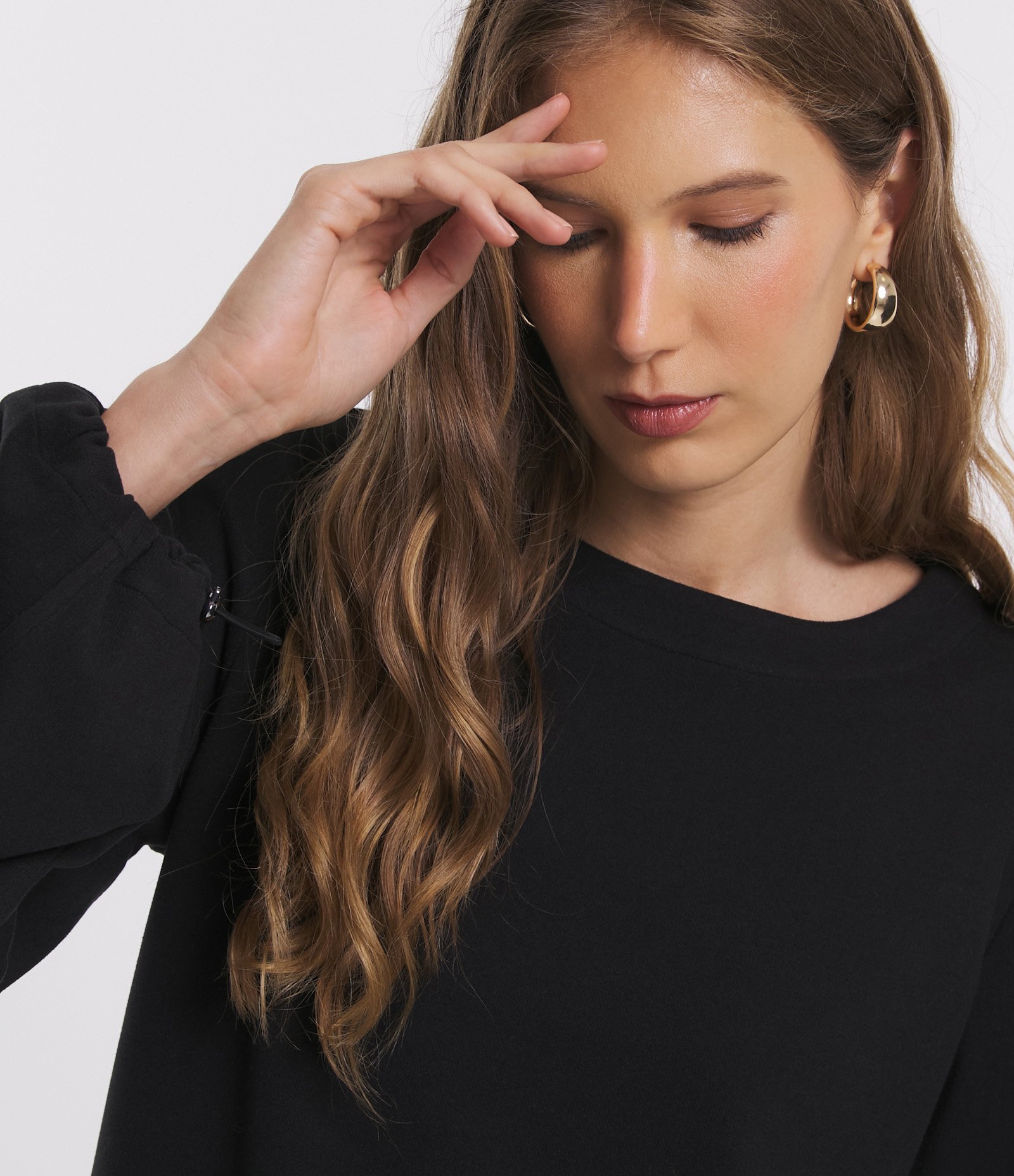 Blusa em Suedine com Recortes na Manga e Punho com Ajuste Preto 5