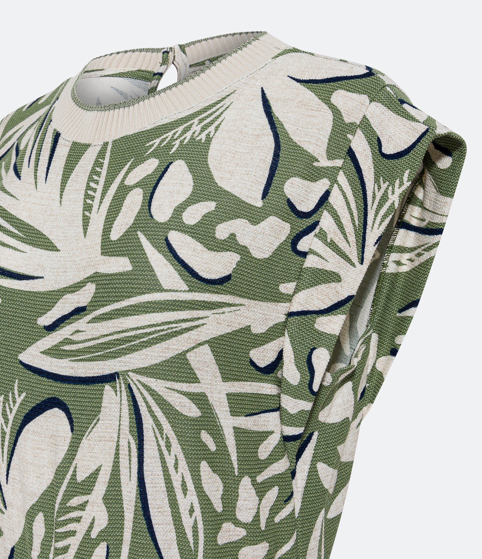 Macacão Jogger Sem Manga em Viscose com Folhagens Estampadas Verde/Bege 2