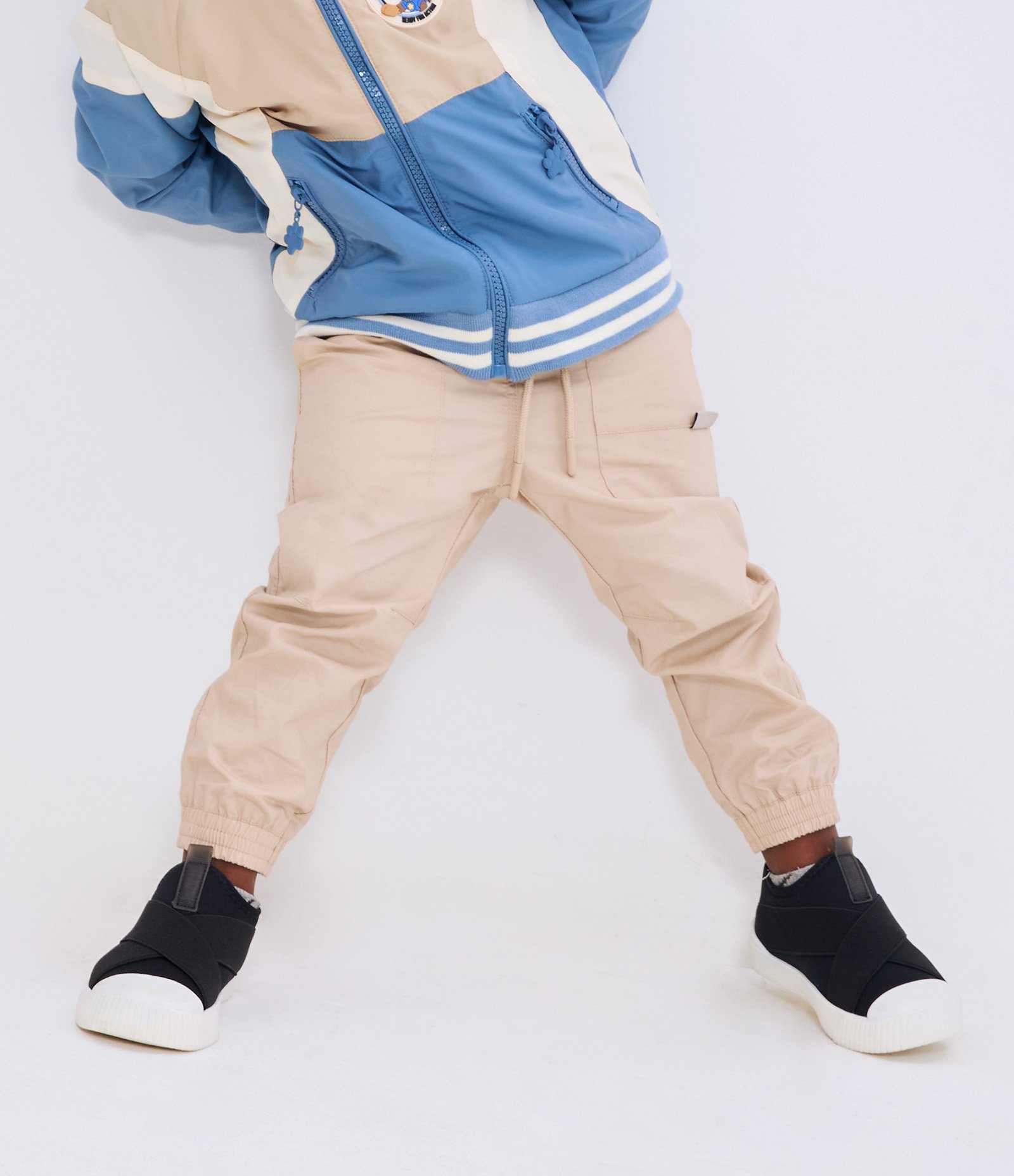 Calça Infantil em Sarja com Bolsos e Recortes - Tam 1 a 5 anos Bege 1