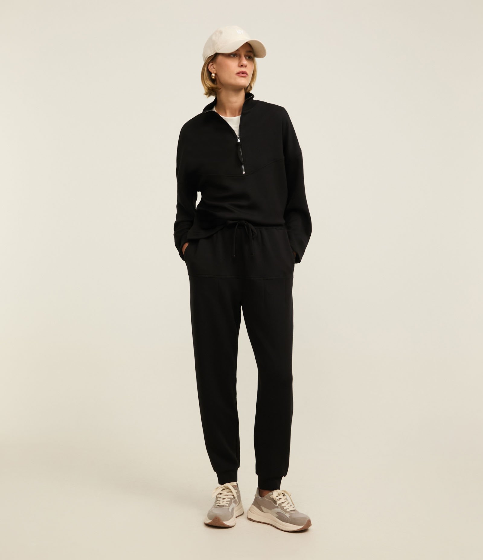 Calça Jogger Moletom com Amarração no Cós e Bolsos Preto 1