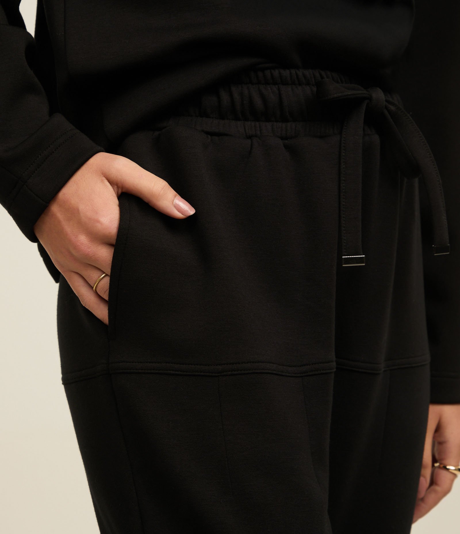 Calça Jogger Moletom com Amarração no Cós e Bolsos Preto 4