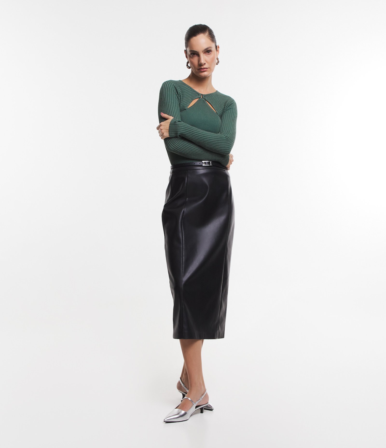 Blusa em Tricô com Detalhe Vazado na Gola e Textura Canelada Verde 2