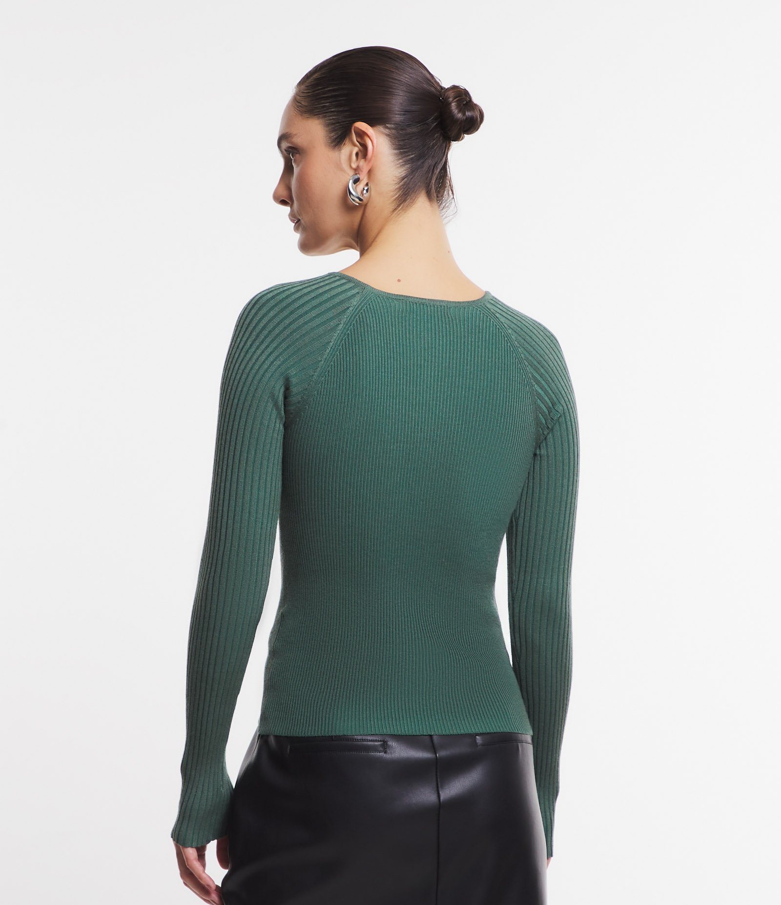 Blusa em Tricô com Detalhe Vazado na Gola e Textura Canelada Verde 5
