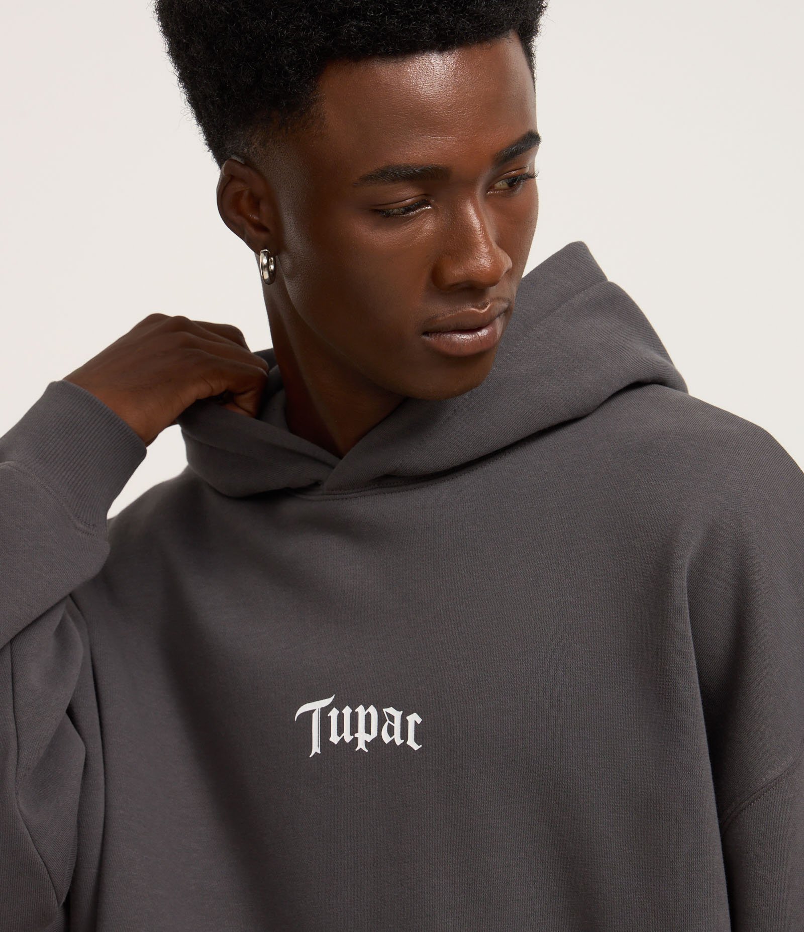 Casaco em Moletom com Estampa Tupac e Forrado com Capuz Cinza 2