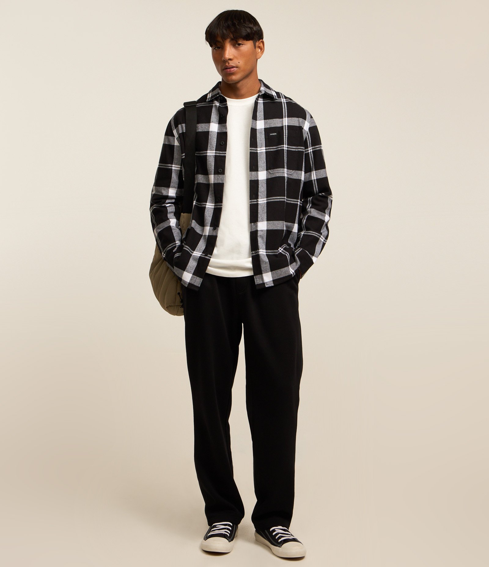 Camisa em Flanela Xadrez com Bolsos e Botões Frontais Preto 2