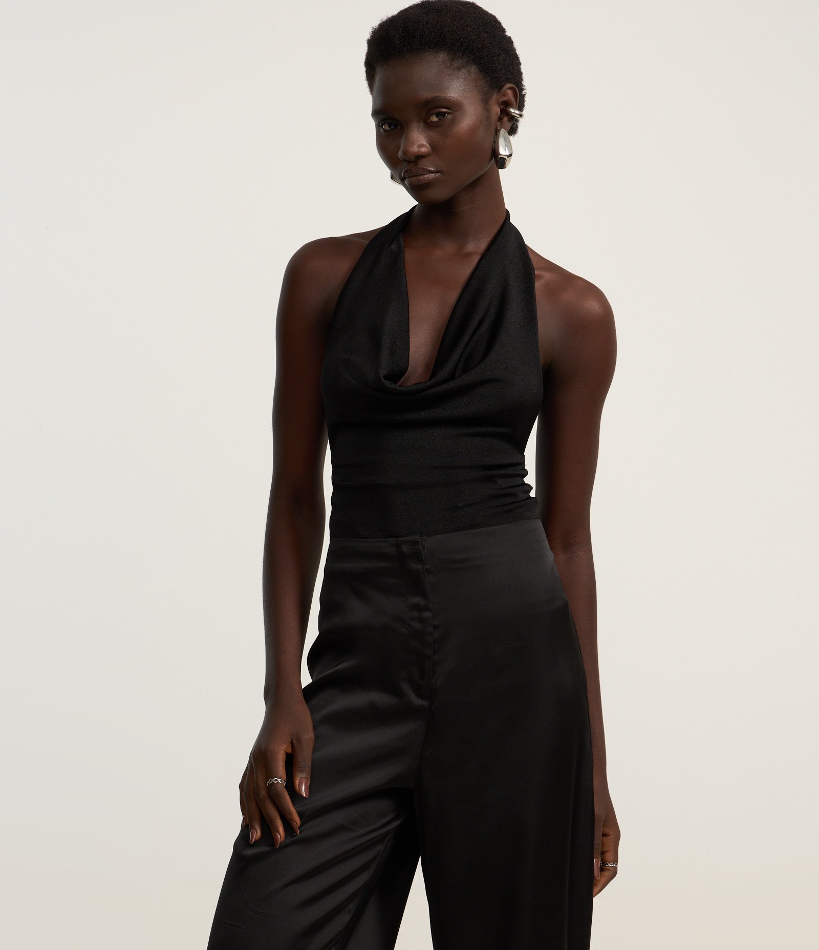 Calça Pantalona com Textura Acetinada Preto 2