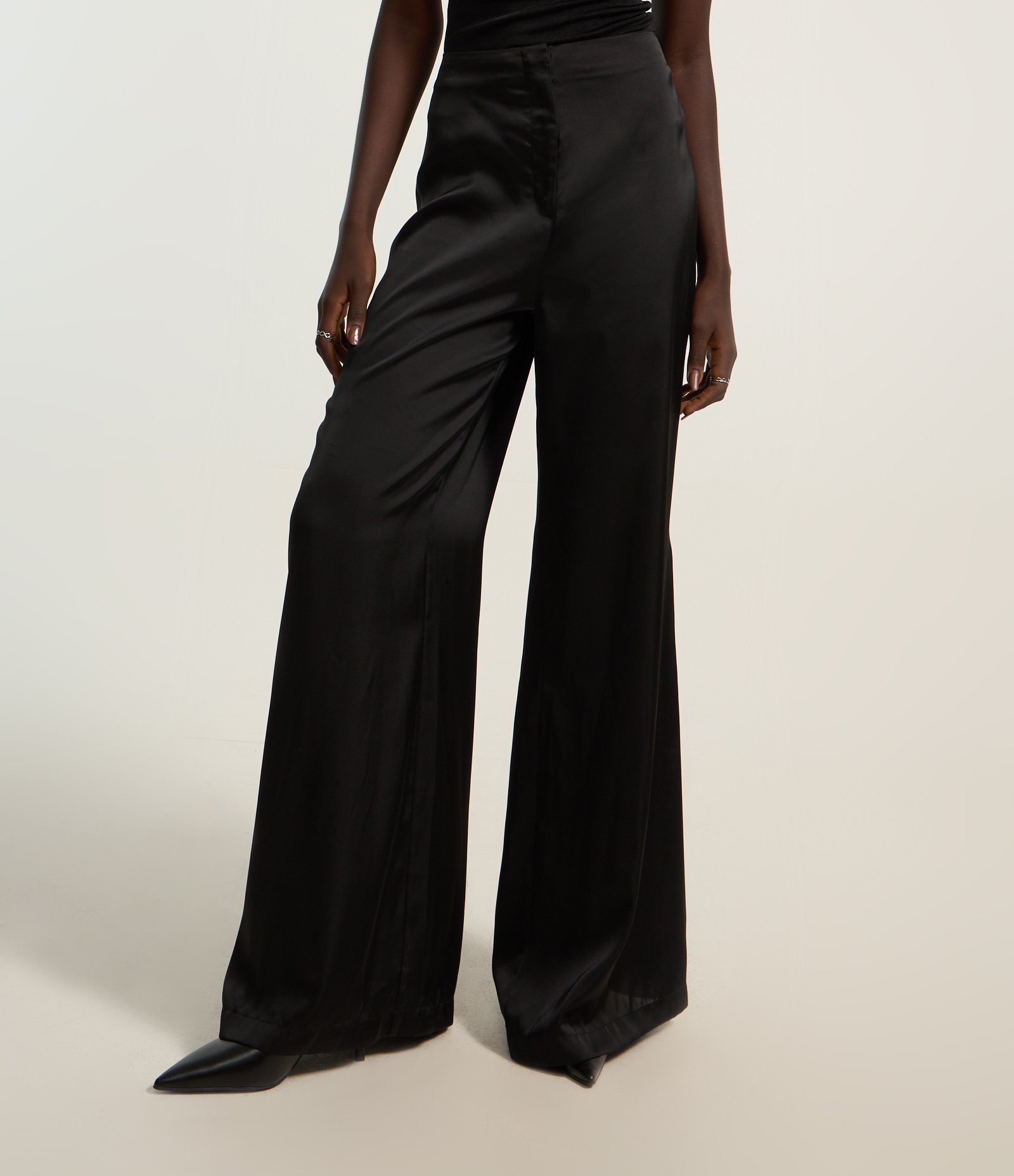 Calça Pantalona com Textura Acetinada Preto 3