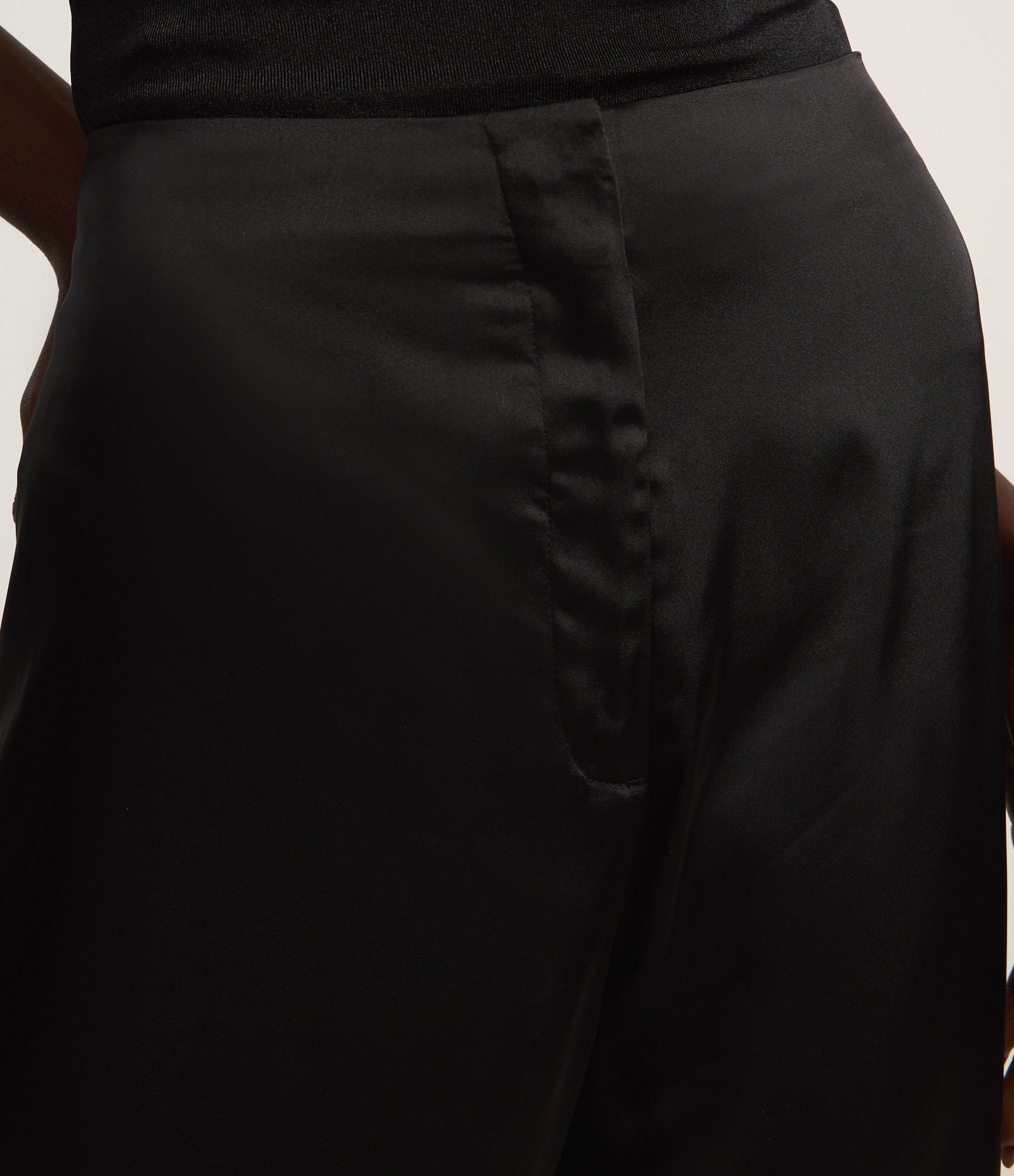 Calça Pantalona com Textura Acetinada Preto 4