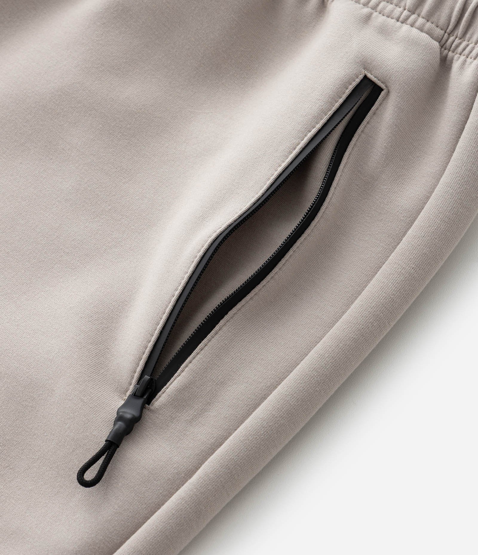 Bermuda Esportiva em Moletom Tecnológico com Cós Elástico e Zíper no Bolso 10