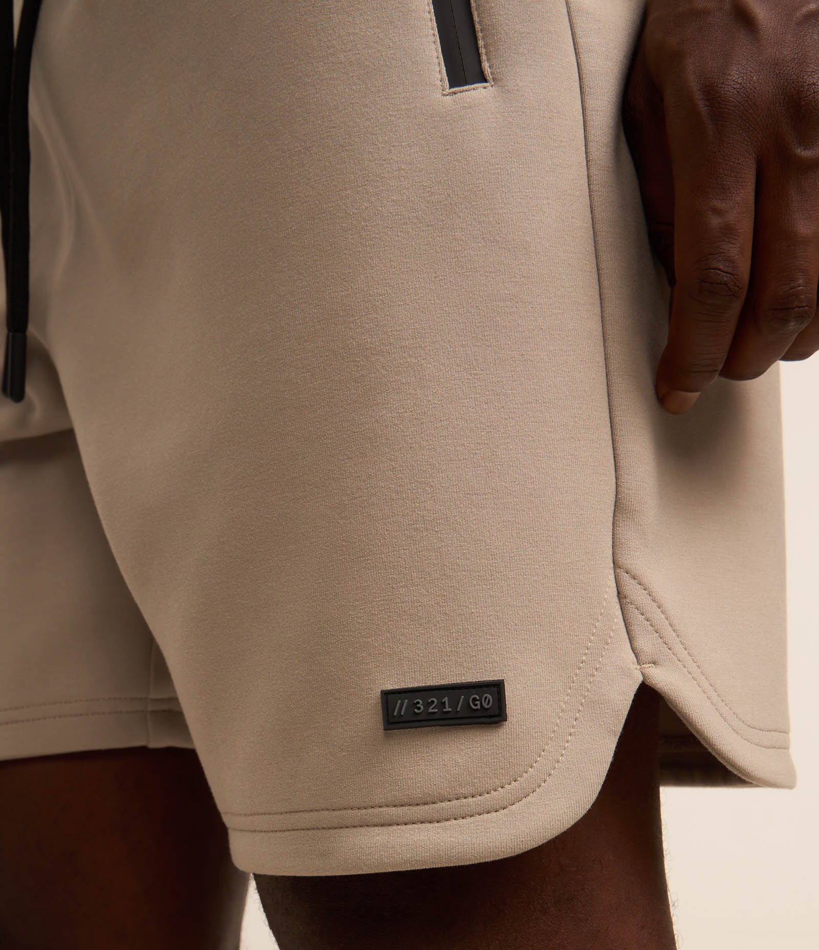 Bermuda Esportiva em Moletom Tecnológico com Cós Elástico e Zíper no Bolso 4