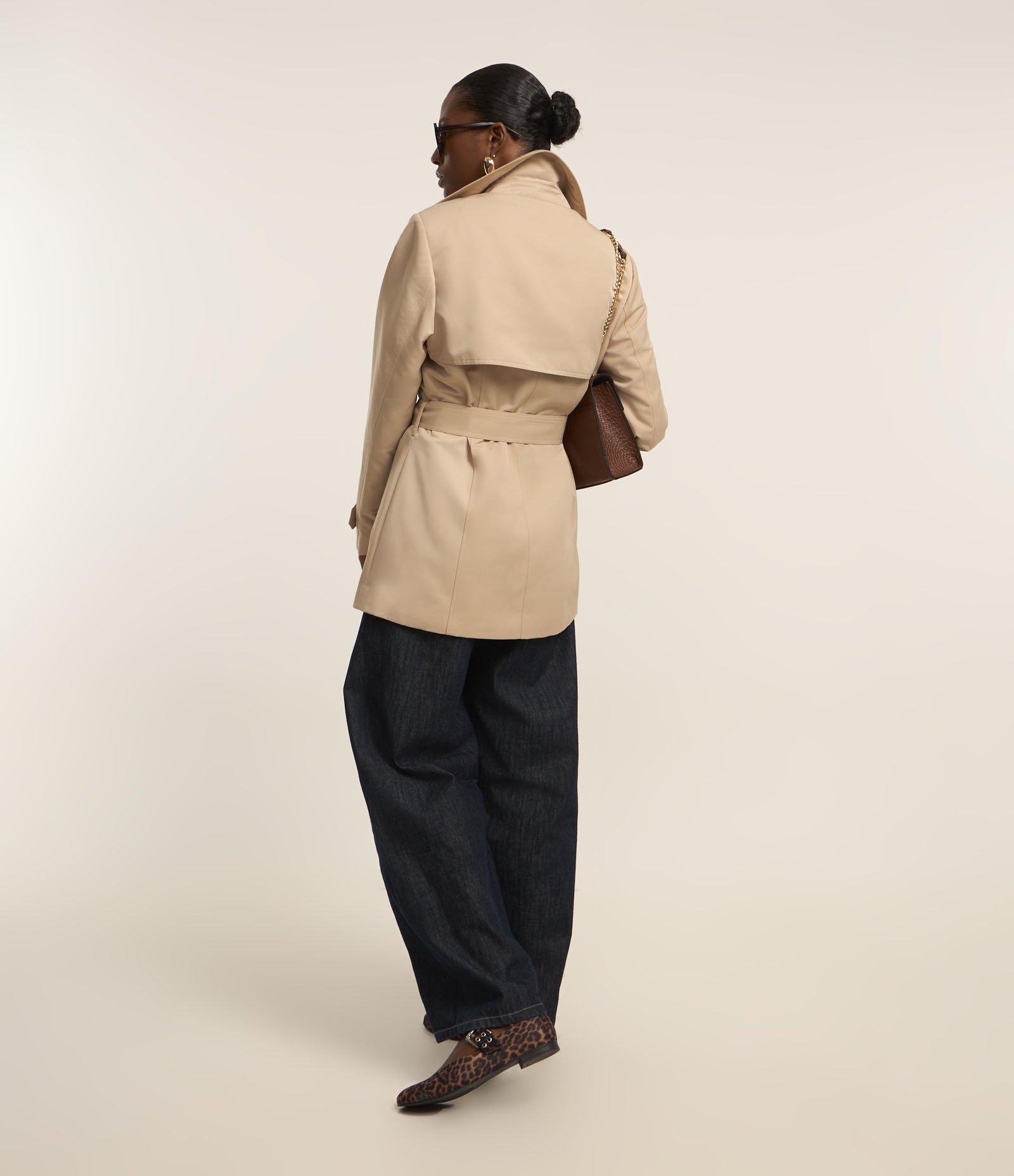 Casaco Trench Coat Alfaiatado com Detalhes Acetinados Bege 4