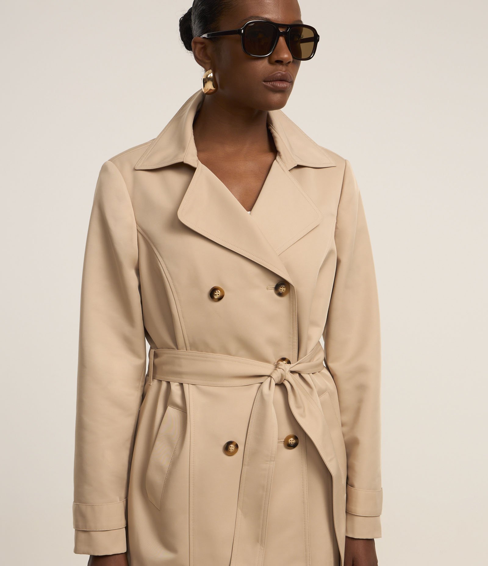 Casaco Trench Coat Alfaiatado com Detalhes Acetinados Bege 5