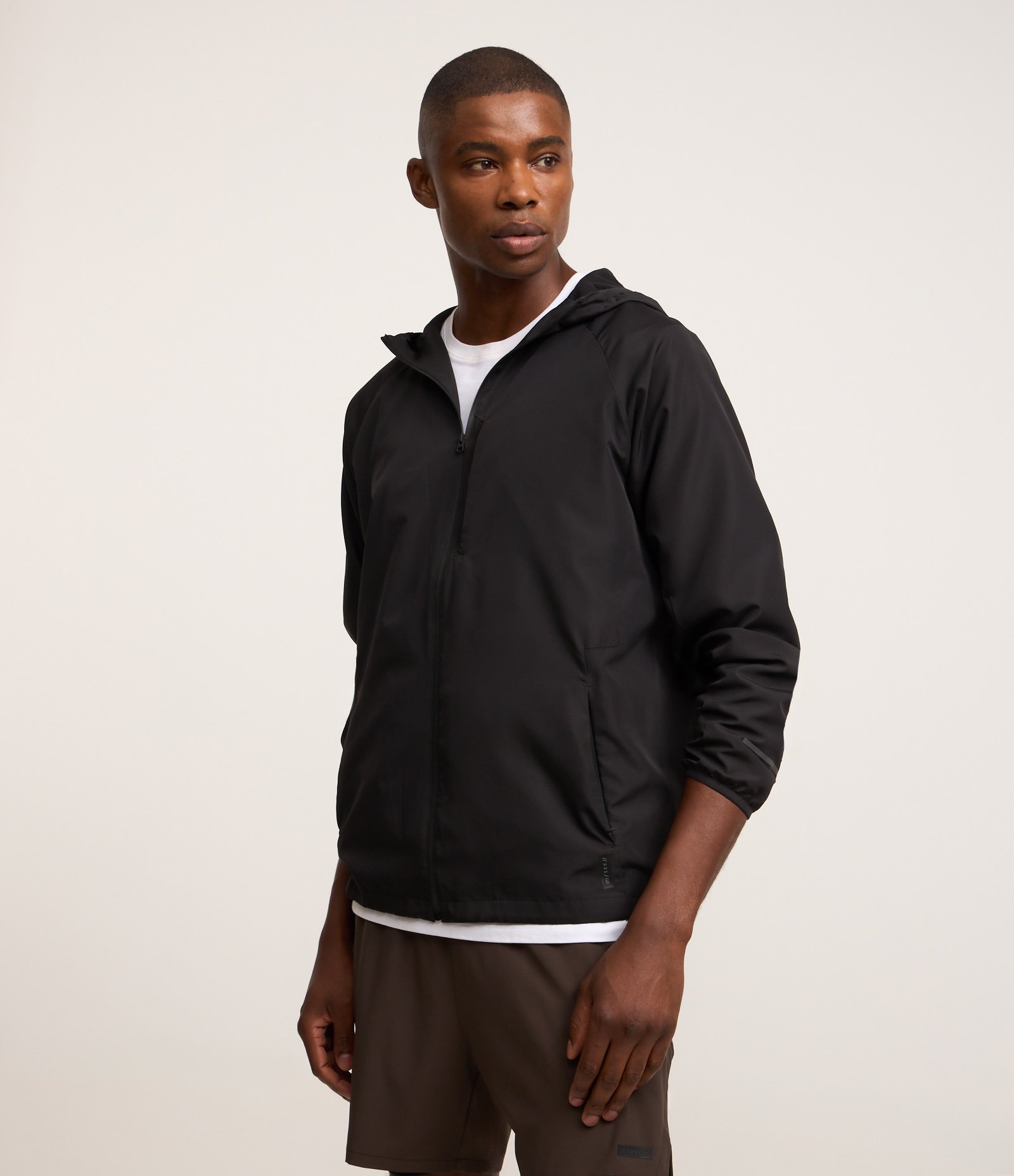 Jaqueta Esportiva com Punhos Ajustados e Capuz Preto 1