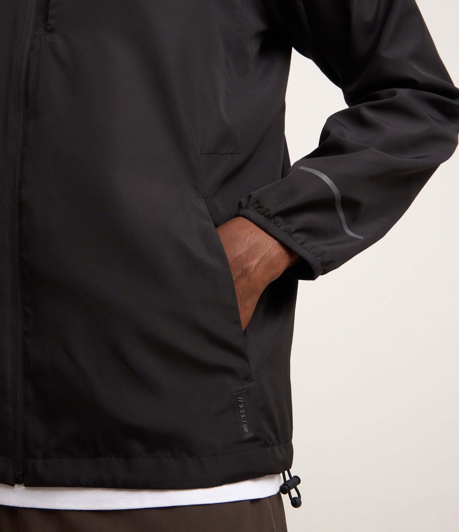 Jaqueta Esportiva com Punhos Ajustados e Capuz Preto 3