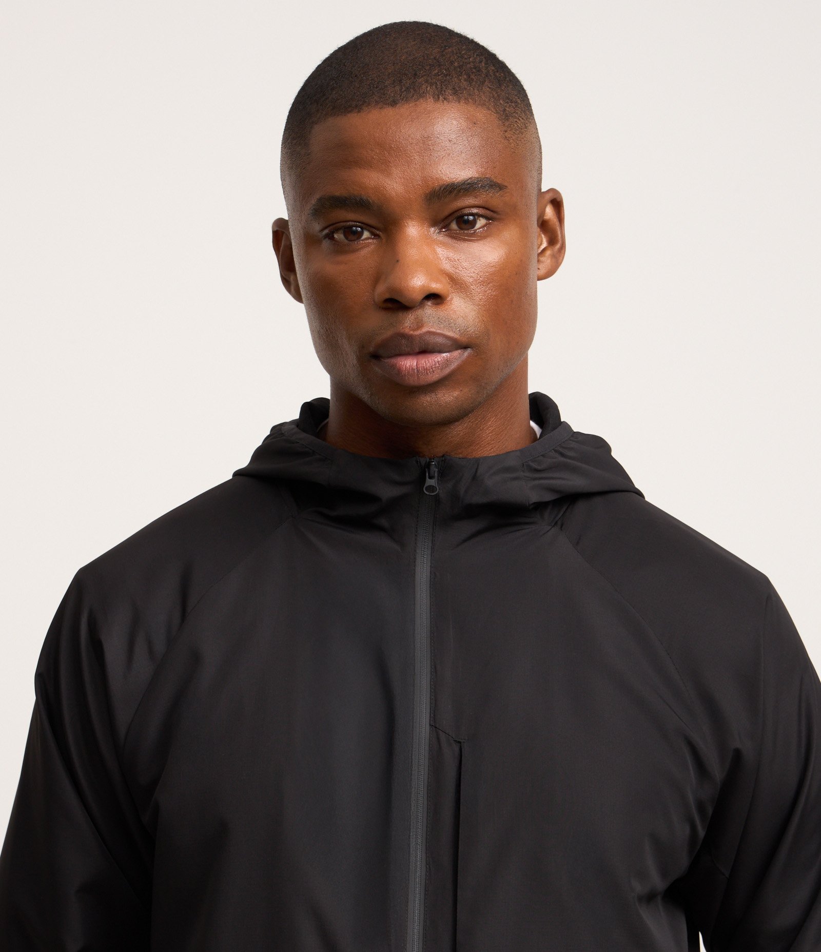 Jaqueta Esportiva com Punhos Ajustados e Capuz Preto 4