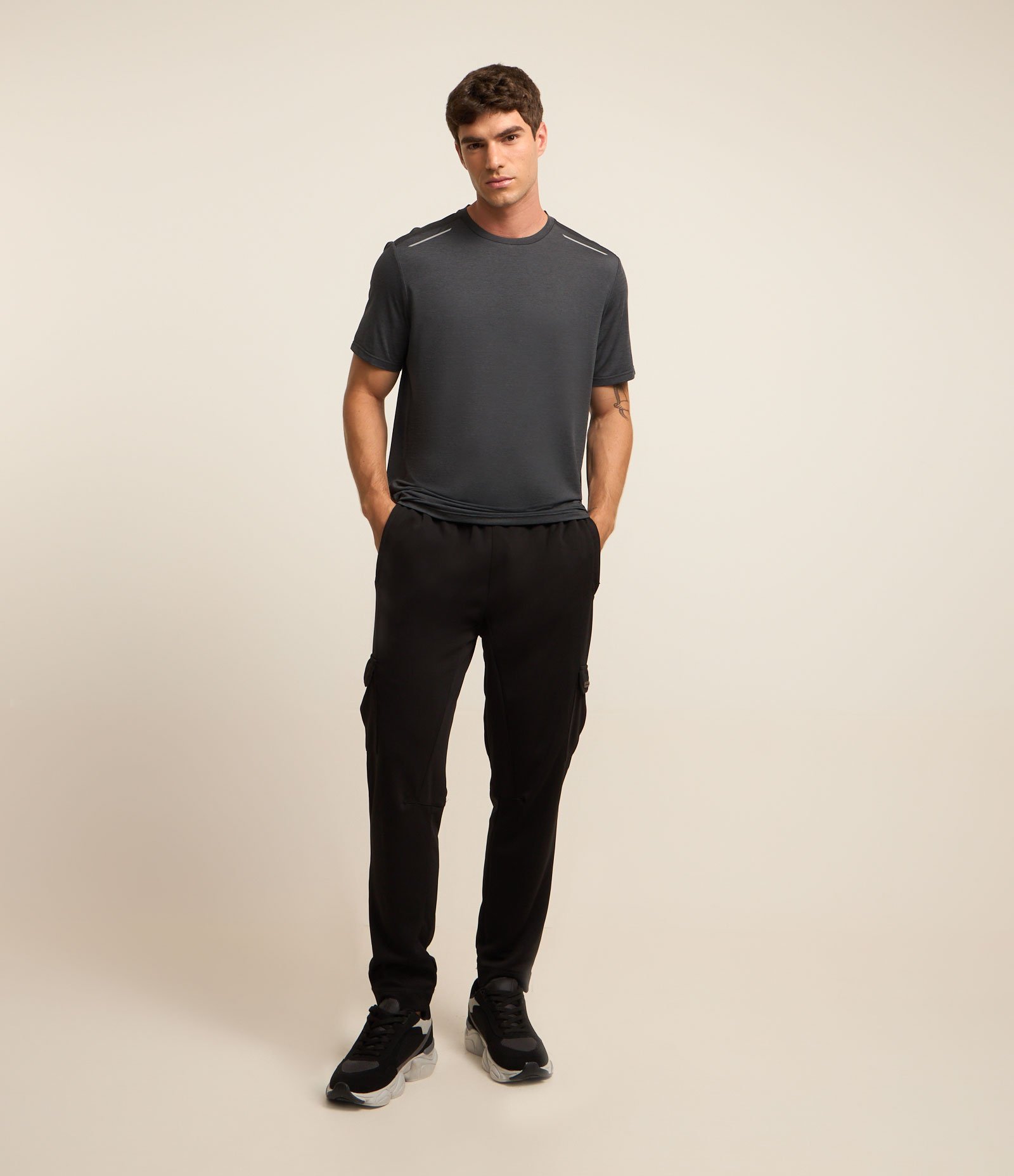Calça em Microfibra com Bolso Cargo Preto 1