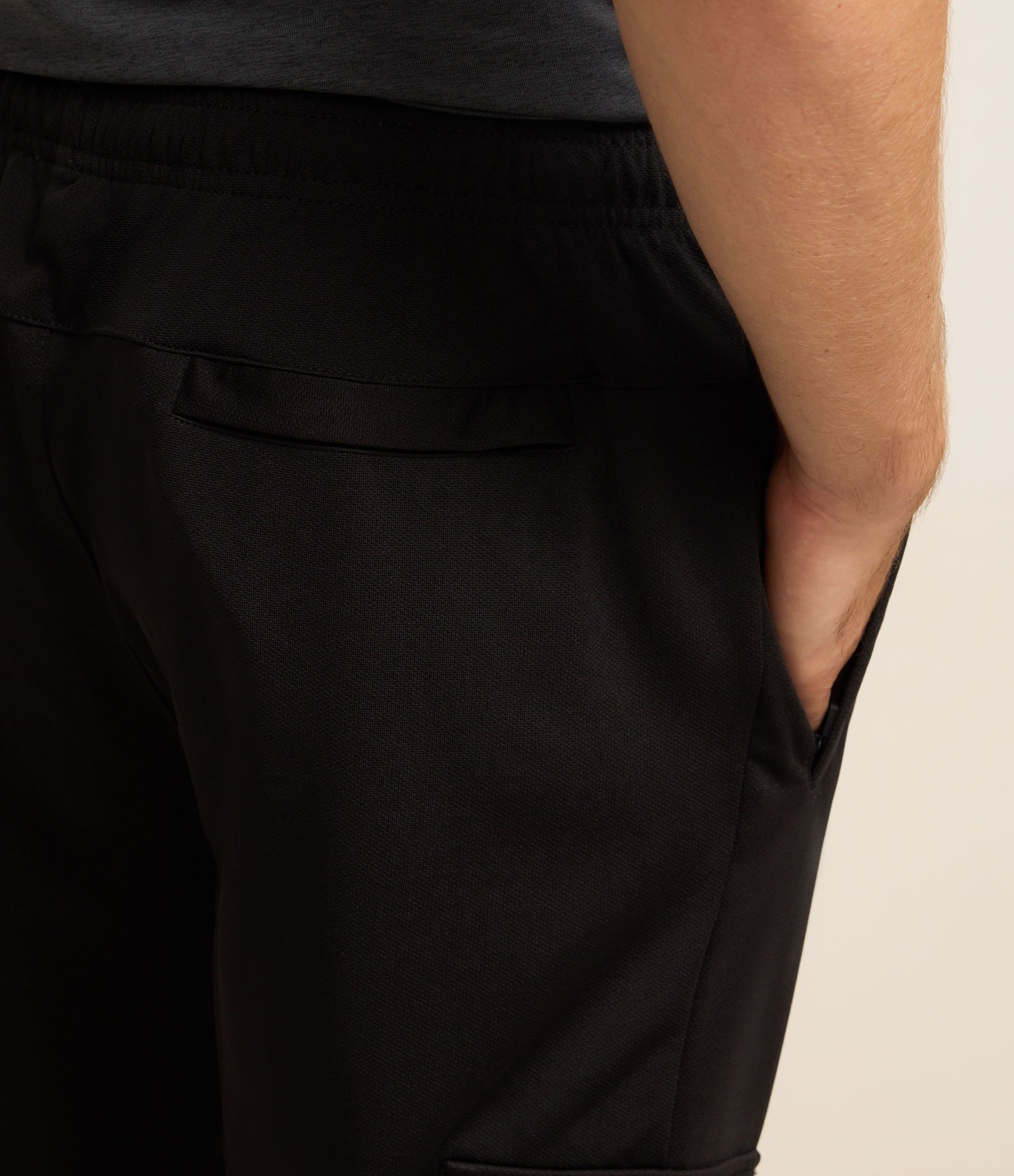 Calça em Microfibra com Bolso Cargo Preto 3