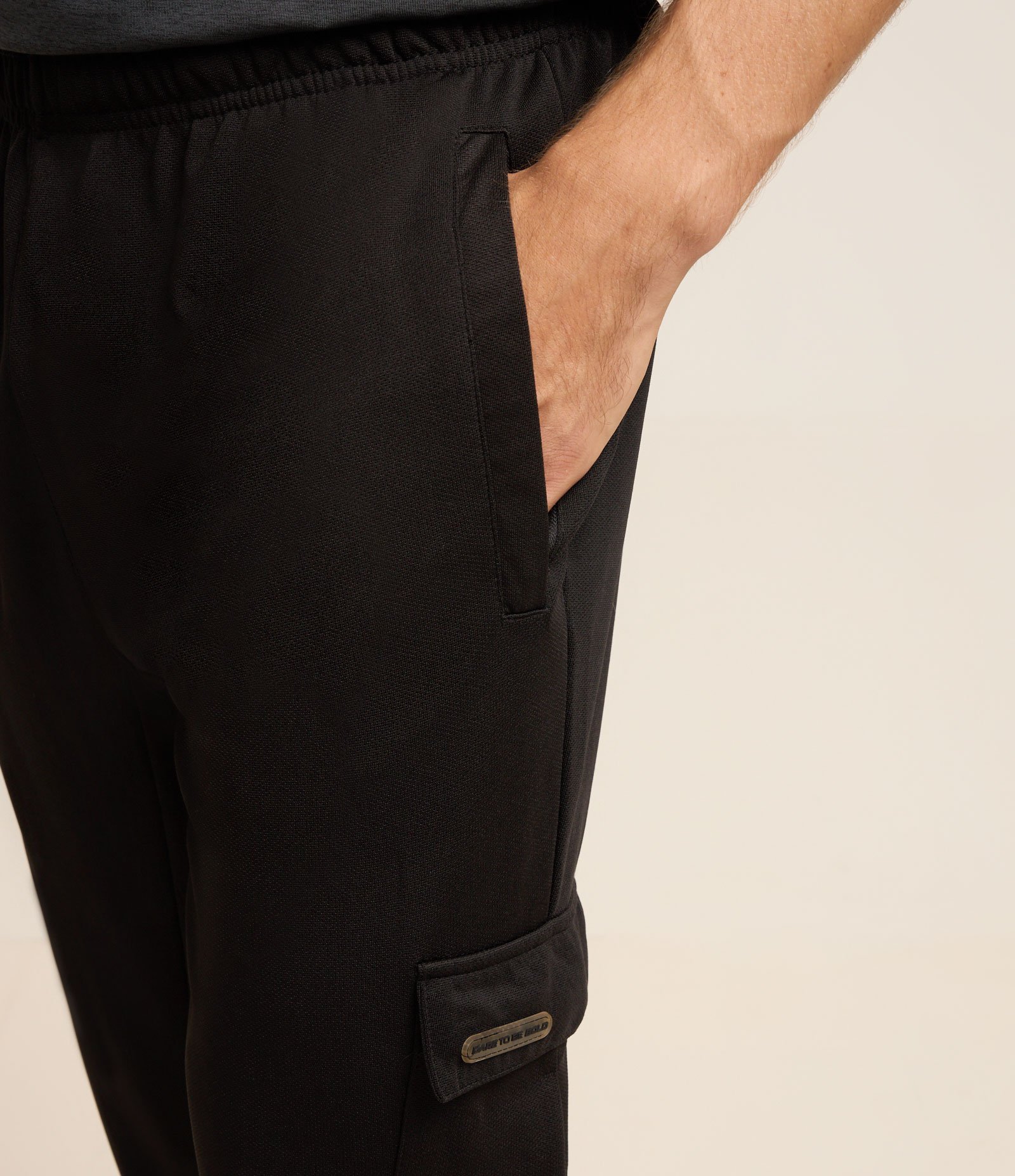 Calça em Microfibra com Bolso Cargo Preto 4