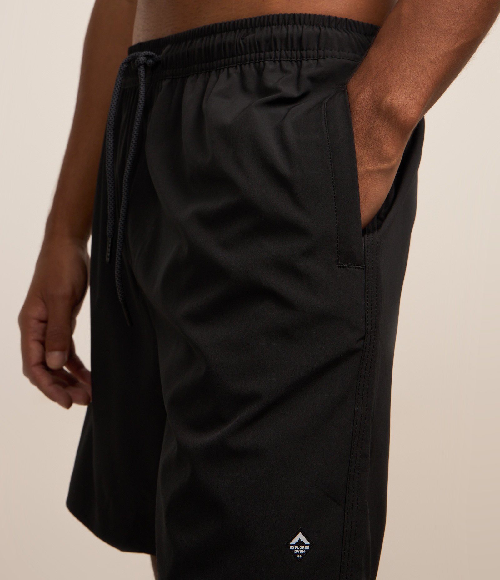 Bermuda com Bolsos e Etiqueta Emborrachada na Barra Preto 4