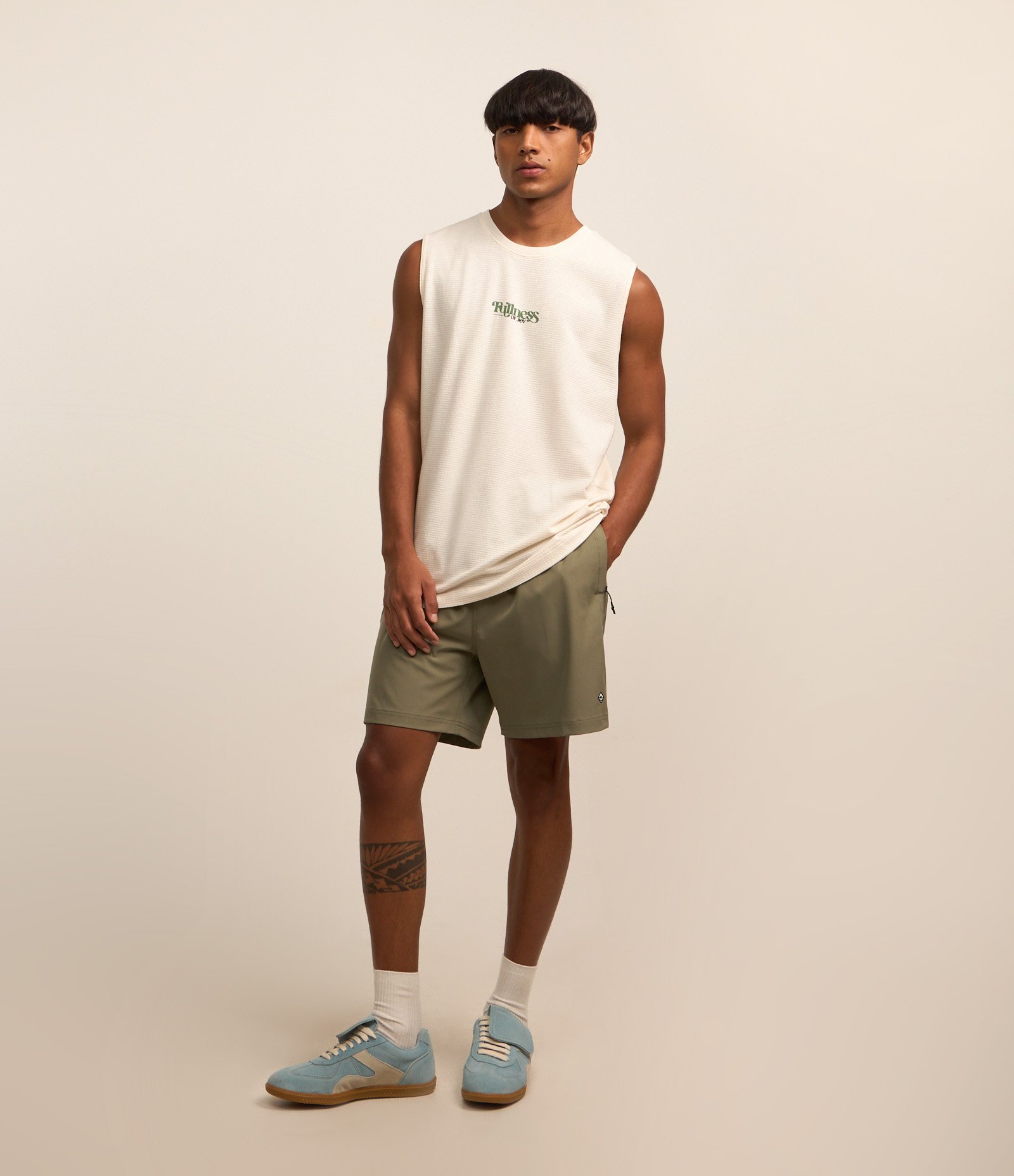 Bermuda com Bolsos e Etiqueta Emborrachada na Barra Verde 1