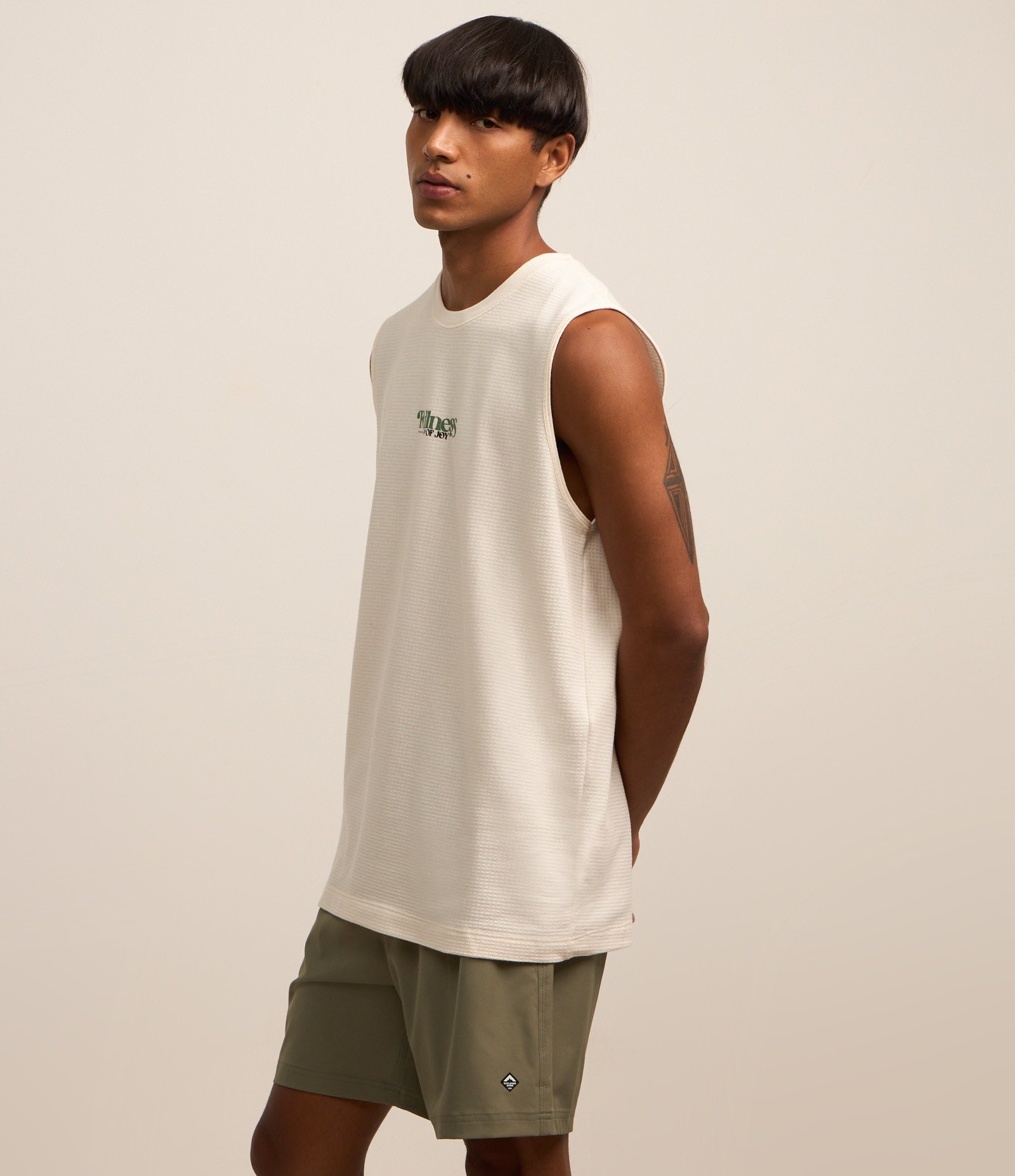 Bermuda com Bolsos e Etiqueta Emborrachada na Barra Verde 2