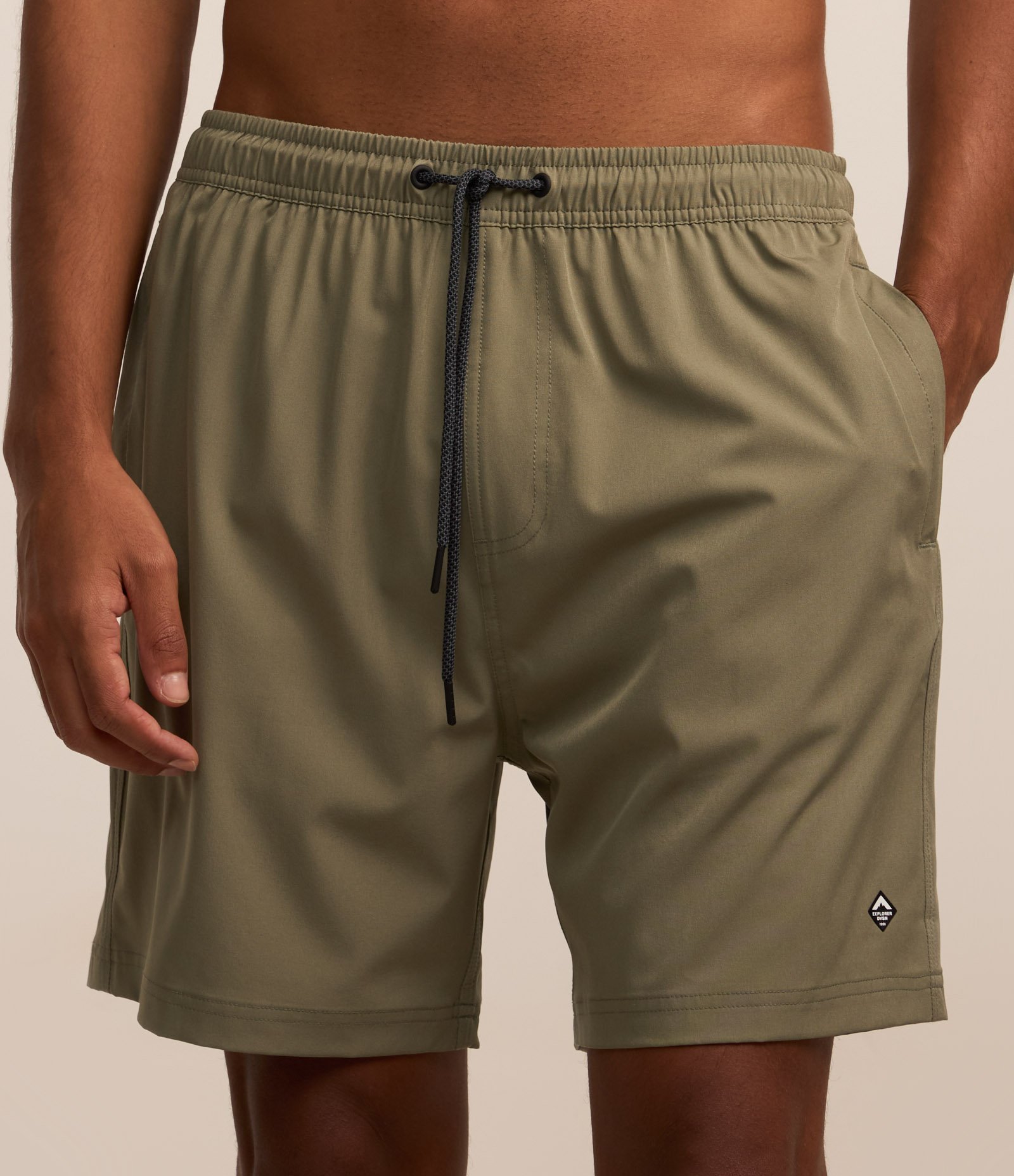 Bermuda com Bolsos e Etiqueta Emborrachada na Barra Verde 3