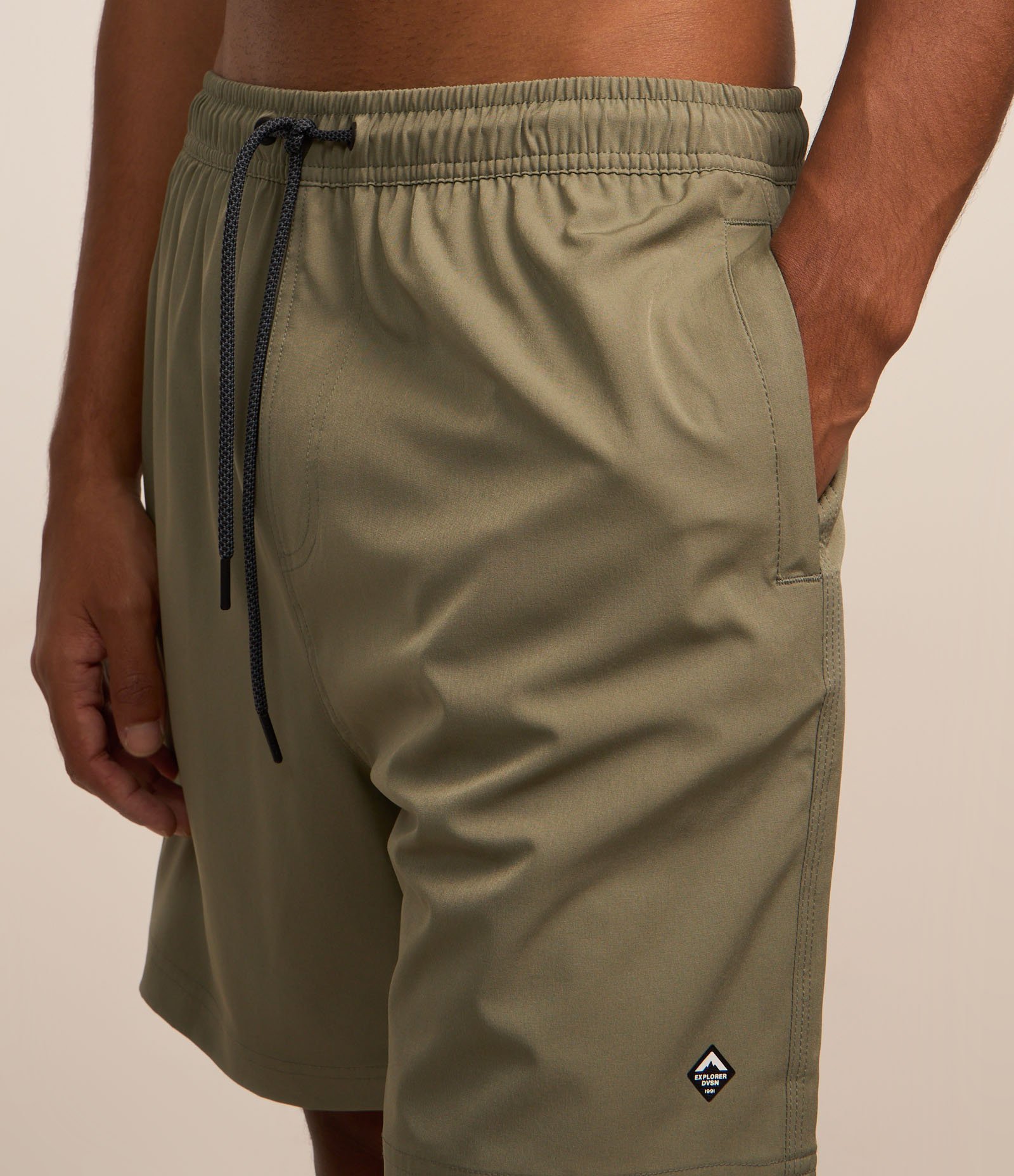 Bermuda com Bolsos e Etiqueta Emborrachada na Barra Verde 4