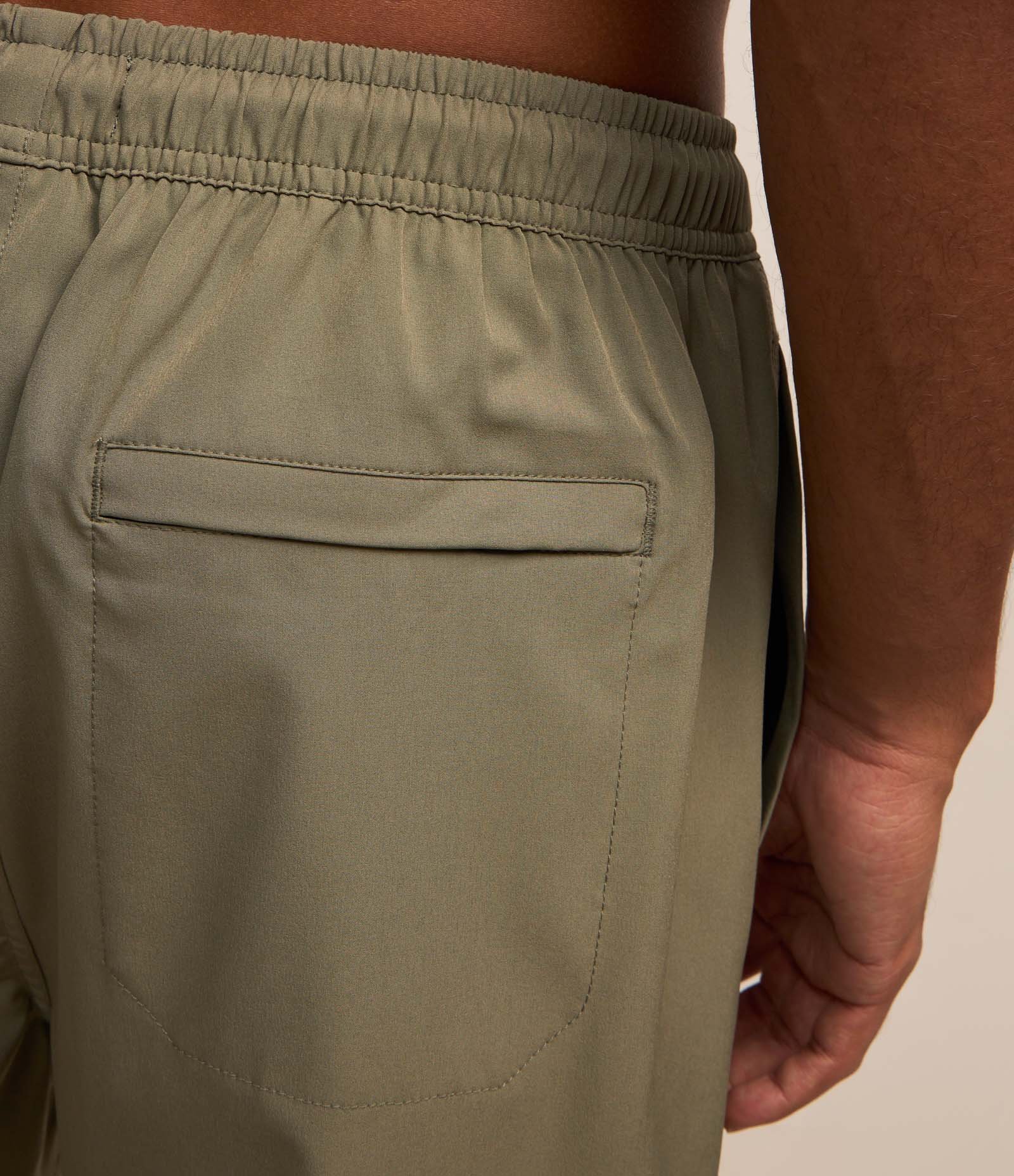 Bermuda com Bolsos e Etiqueta Emborrachada na Barra Verde 5