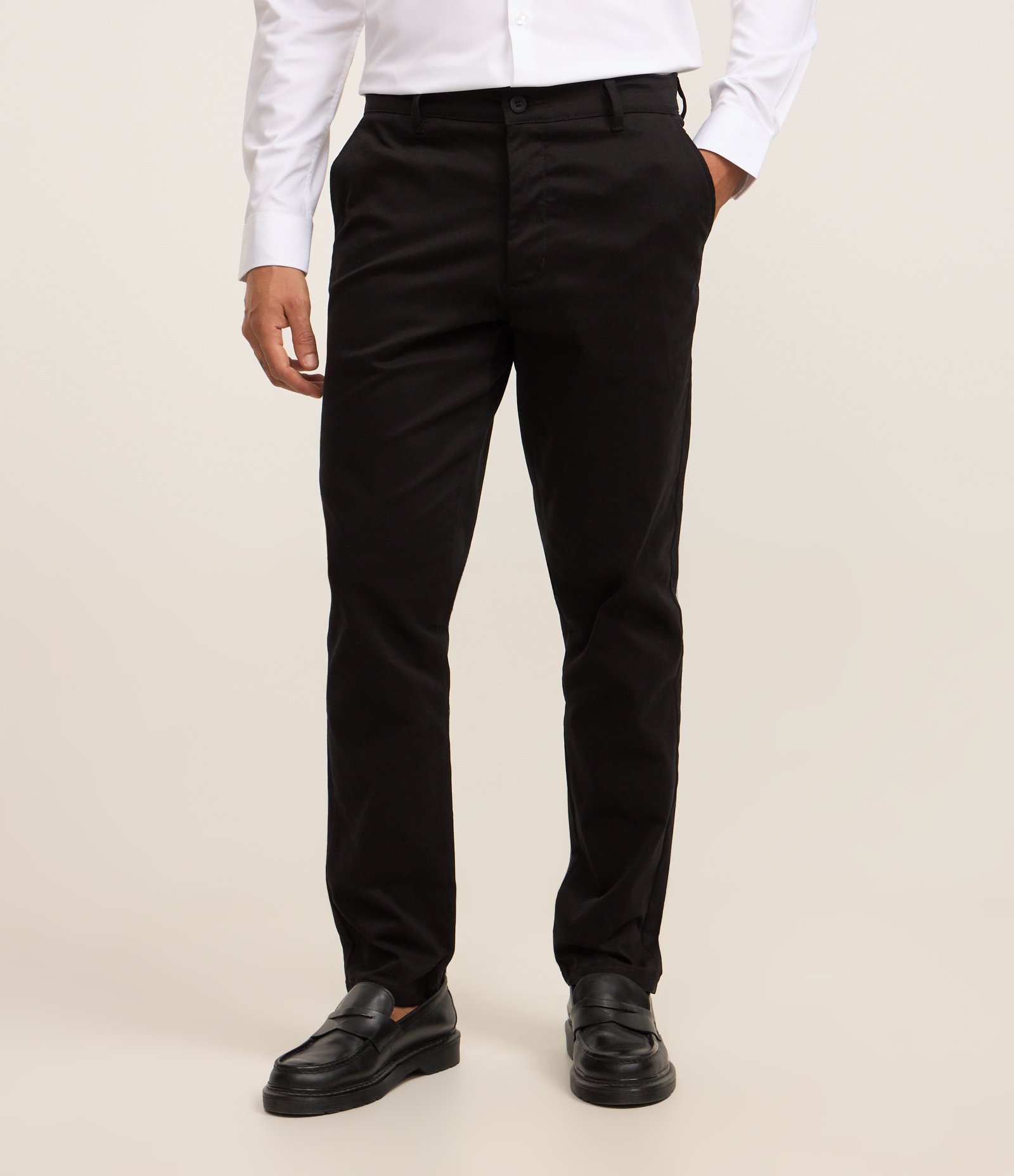 Calça Slim Alfaiatada em Sarja com Bolsos Preto 2