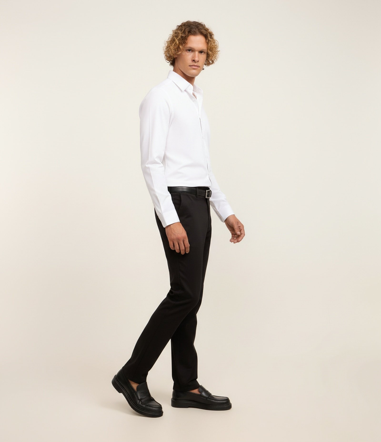Calça Slim Alfaiatada em Sarja com Bolsos Preto 5