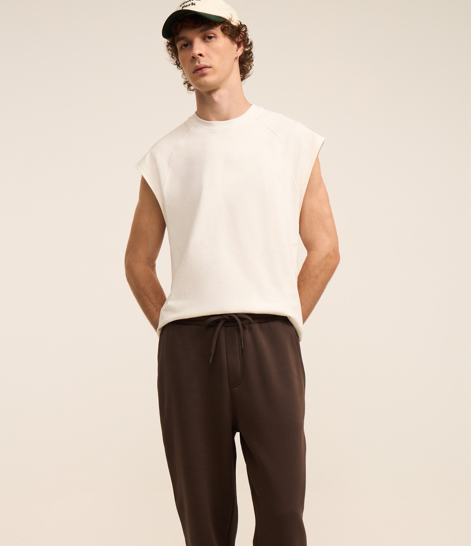 Calça Reta em Moletom com Bolsos e Amarração no Cós Marrom 3