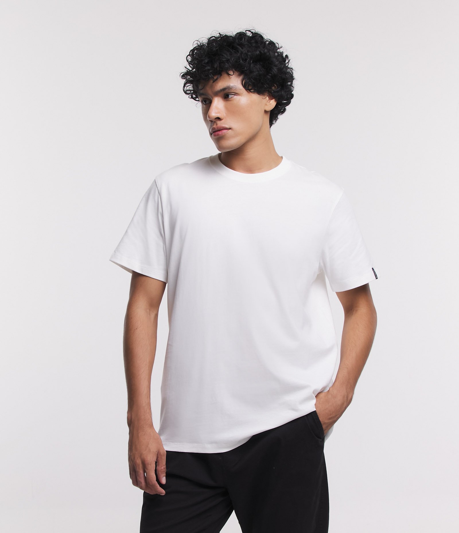 Camiseta Comfort Básica em Malhão com Etiqueta na Manga Branco 2