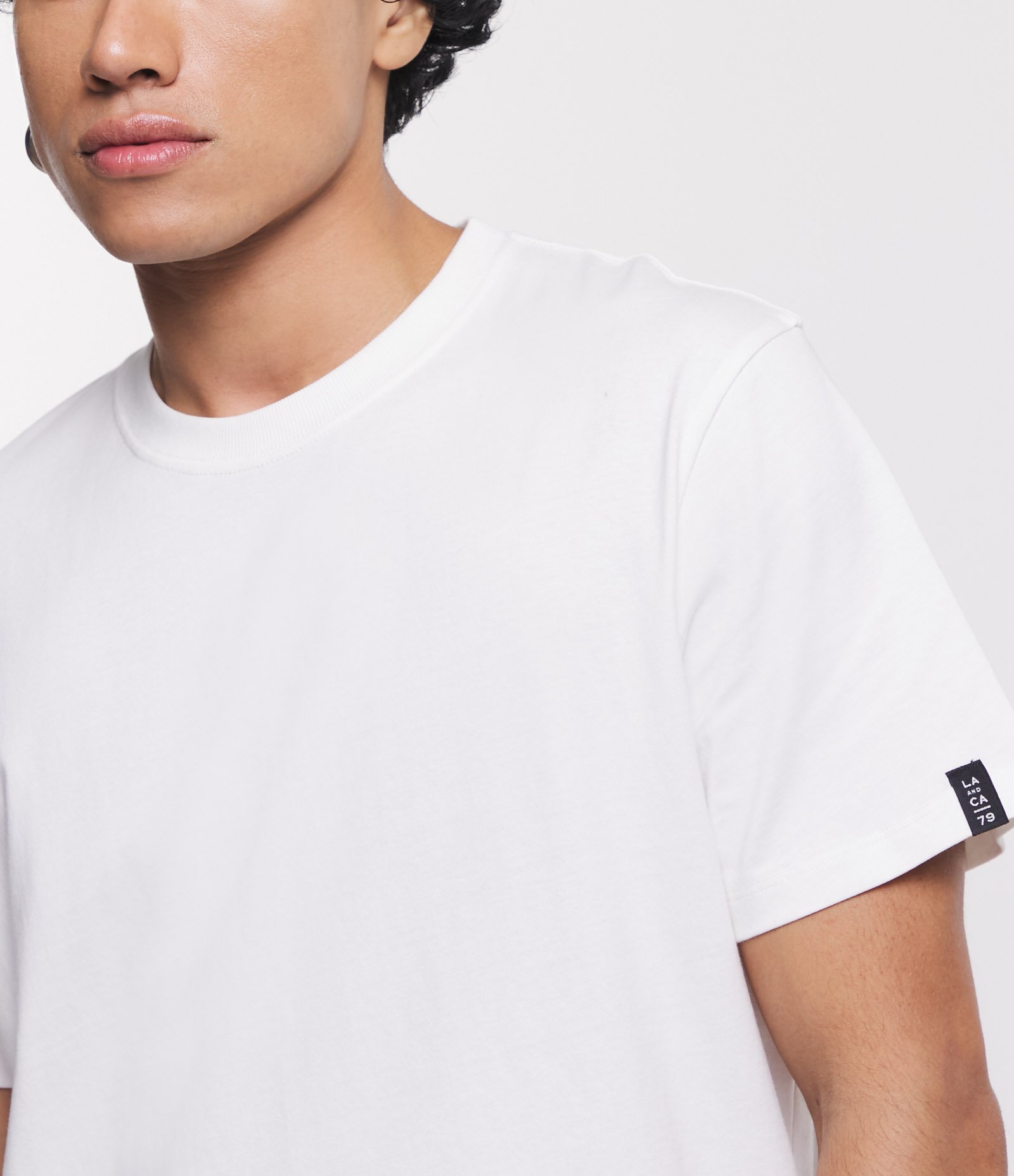 Camiseta Comfort Básica em Malhão com Etiqueta na Manga Branco 5