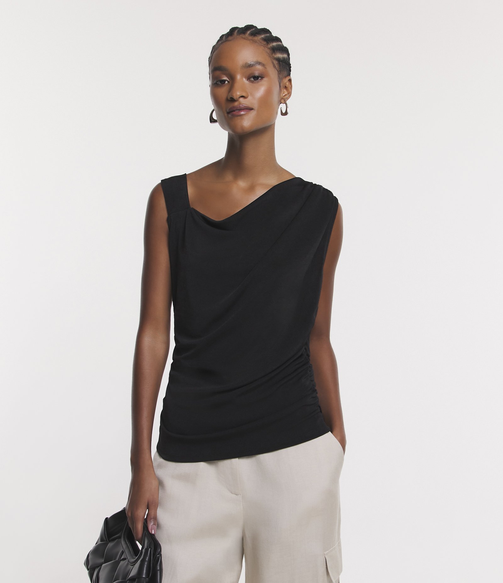 Blusa sem Manga com Decote Assimétrico e Detalhes Drapeados Preto 1