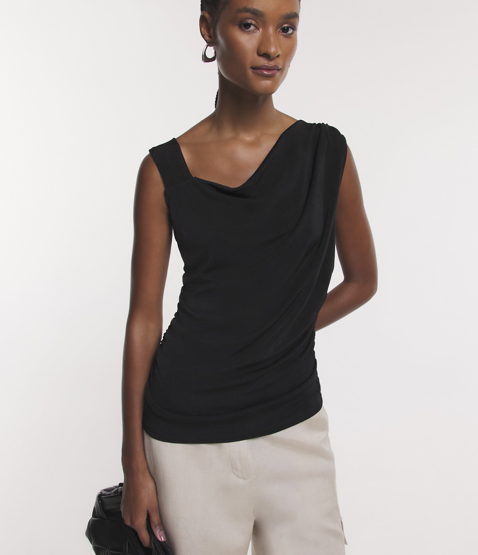 Blusa sem Manga com Decote Assimétrico e Detalhes Drapeados Preto 4
