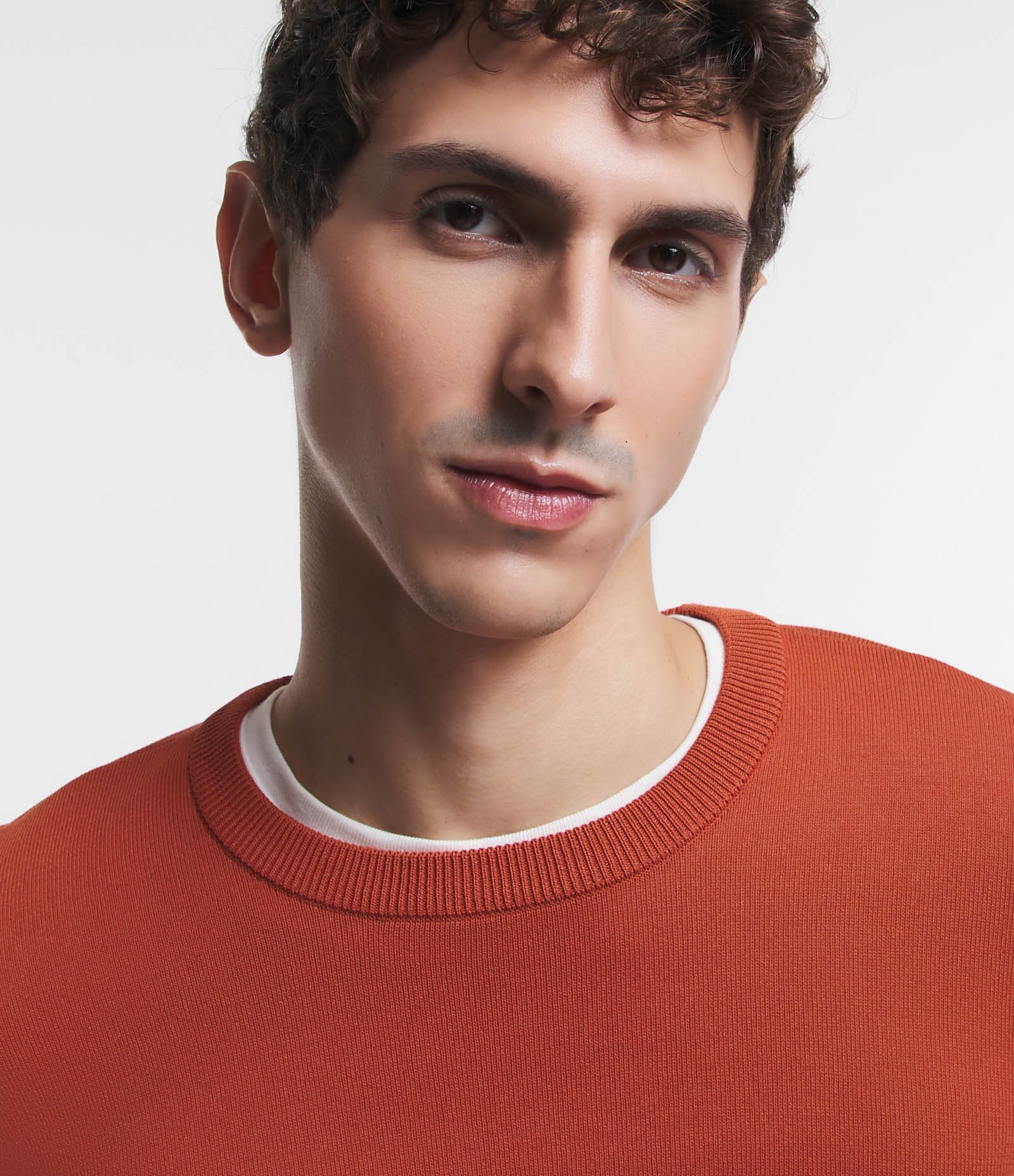 Suéter Básico em Viscose com Gola Redonda Terracota 3