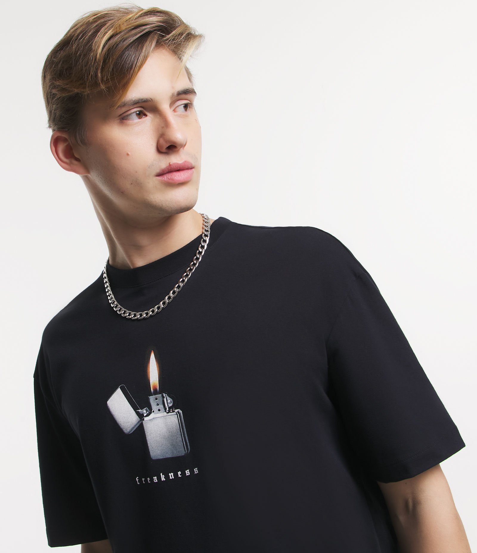 Camiseta Relaxed em algodão com Estampa de Isqueiro Preto 4