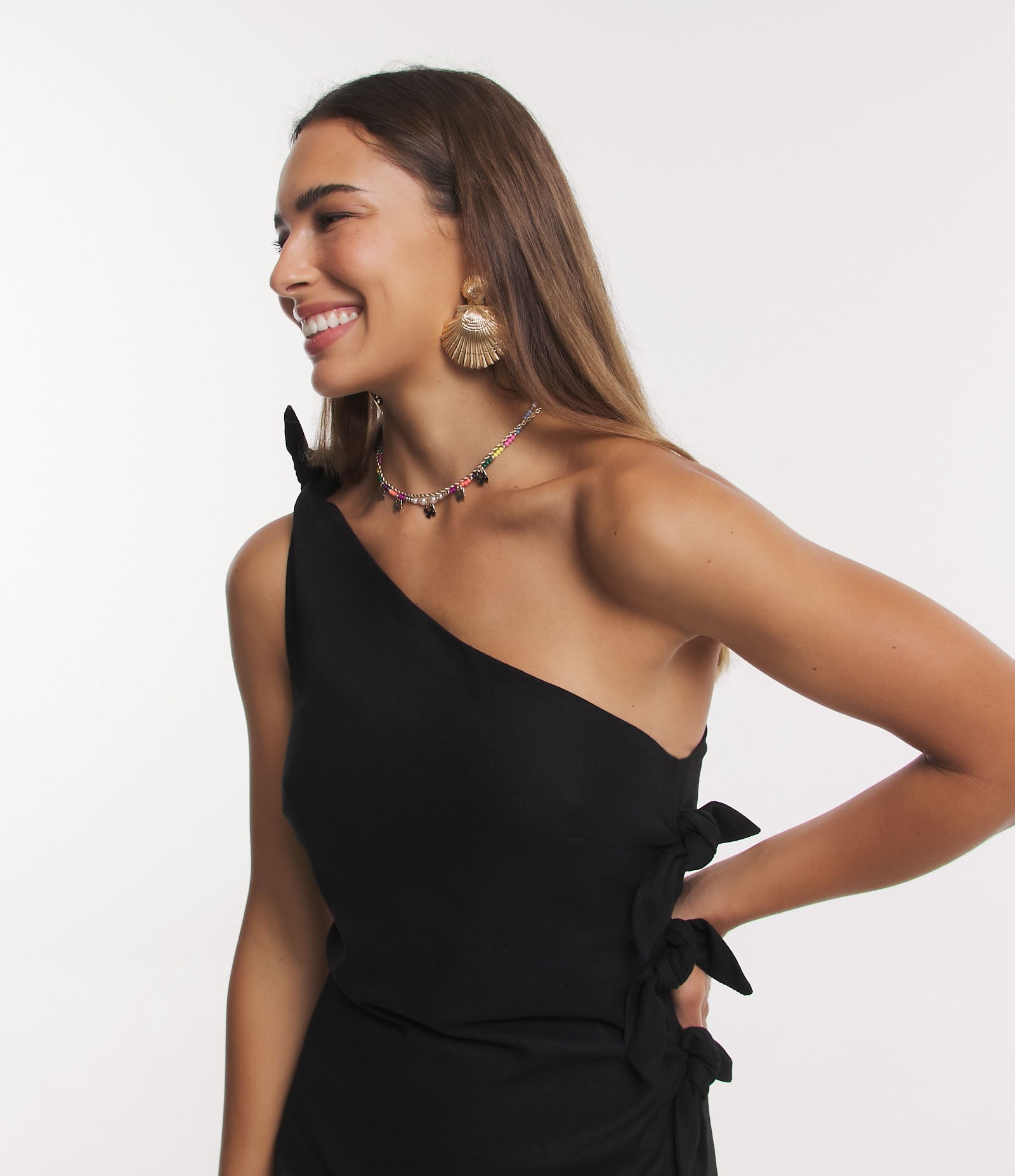 Vestido Curto em Linho com Um Ombro Só e Lacinhos Laterais Preto 4